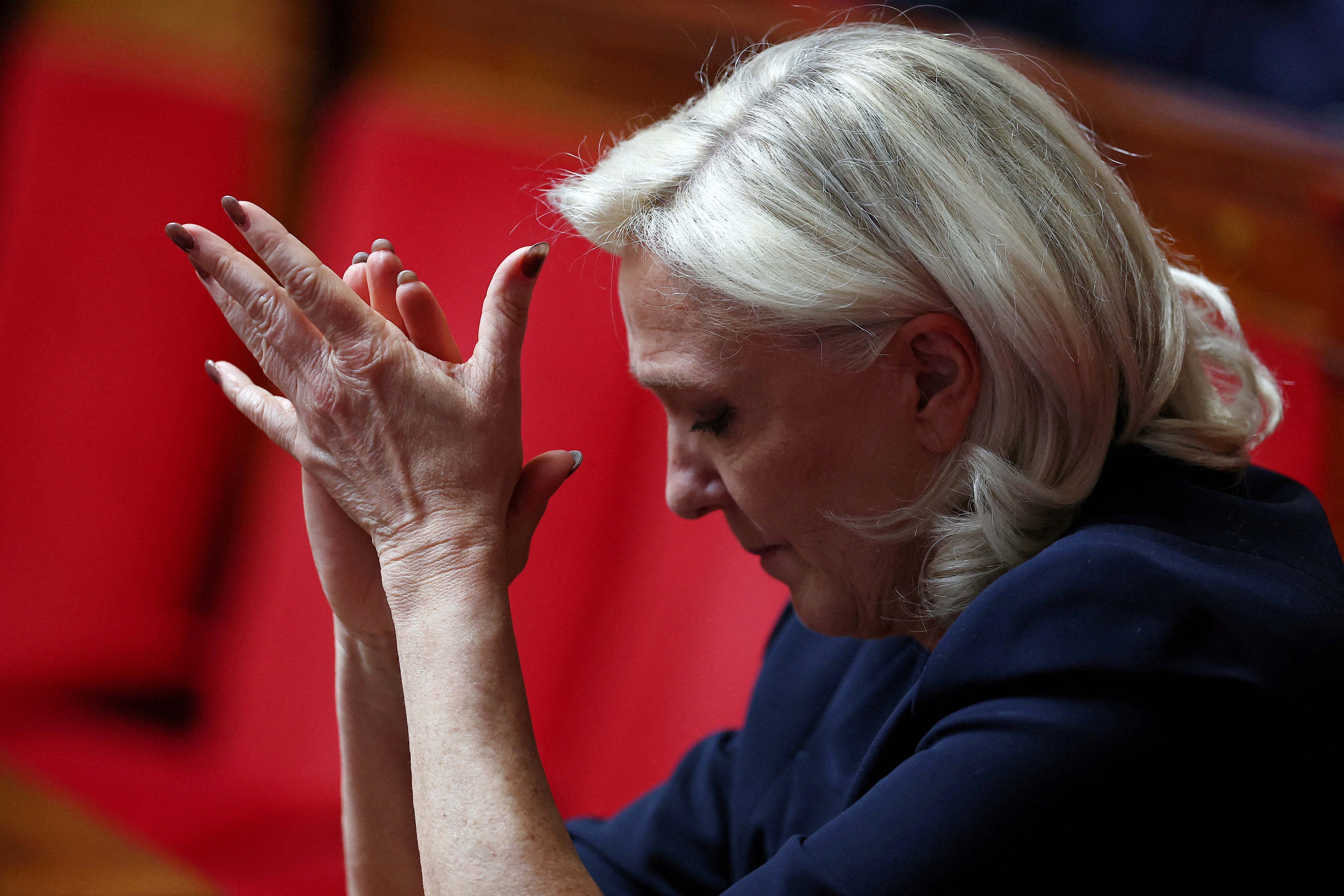 Le Pen plješće tijekom pitanja na sjednicama vlade u Nacionalnoj skupštini u Parizu u lipnju