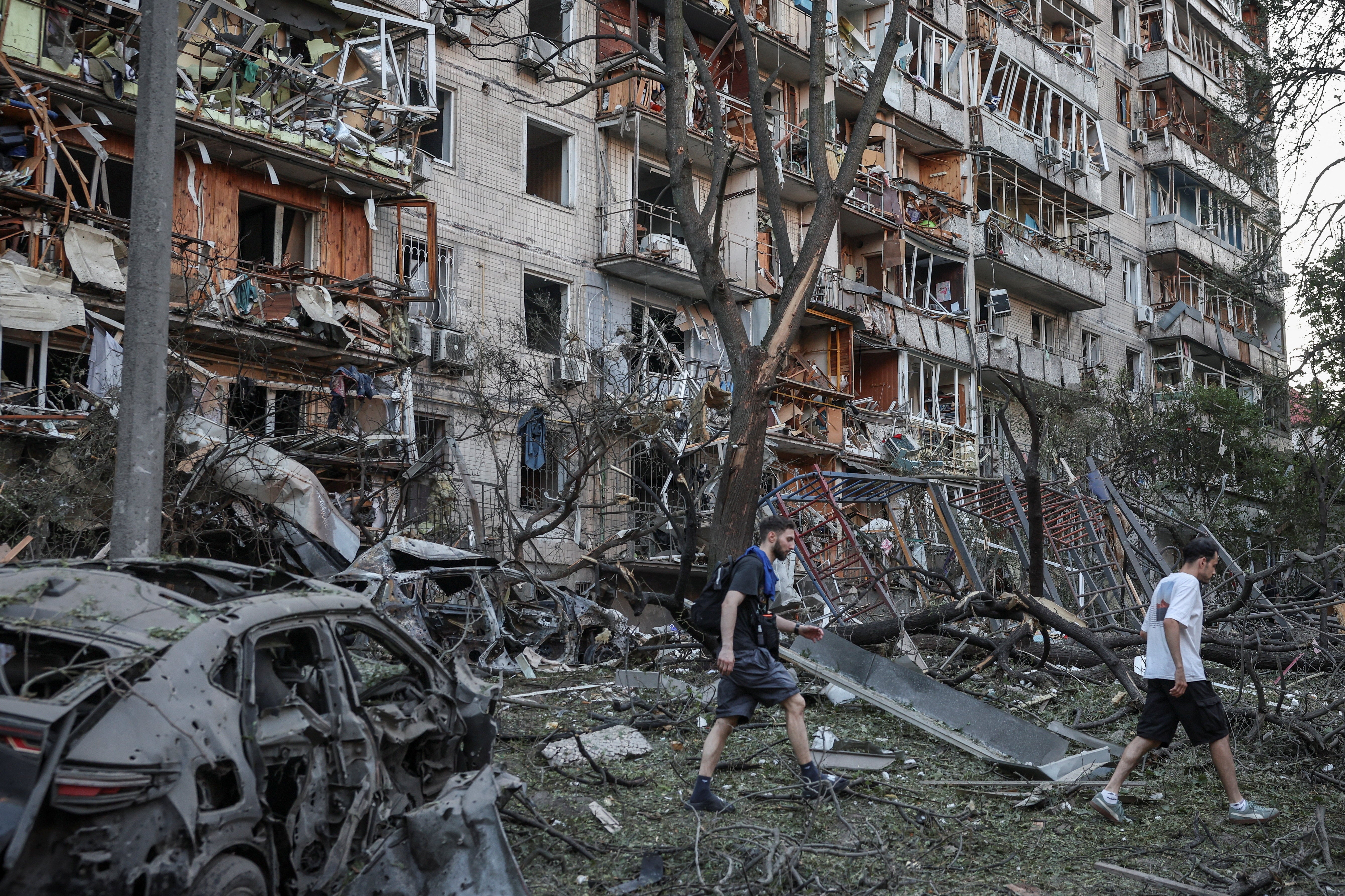 Stanovnici prolaze kroz ostatke na mjestu napada ruskih raketa i dronova