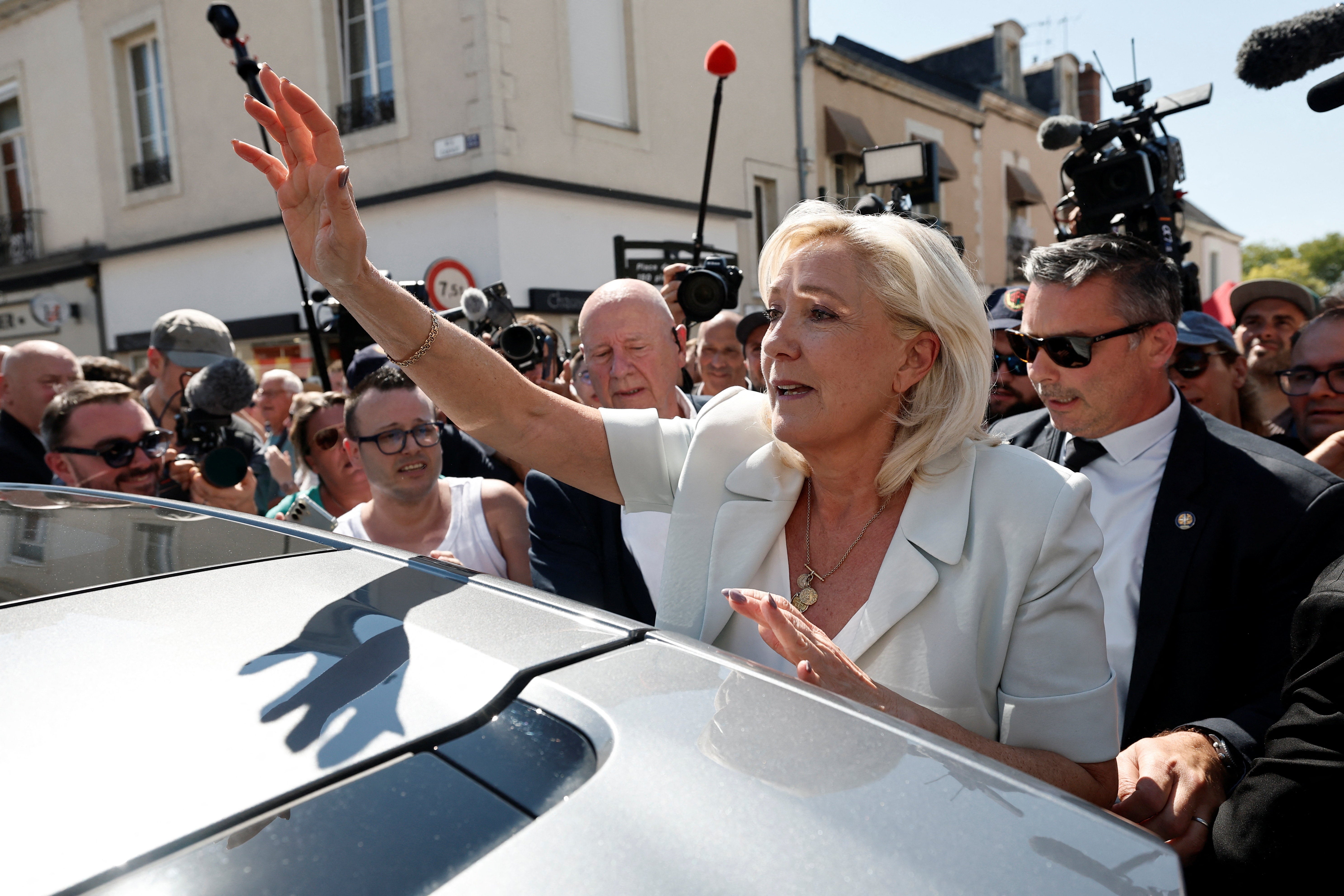 Le Pen je privukla veliku publiku u Le Fleche dan nakon što je objavila svoju kandidaturu za predsjedničke izbore u Francuskoj 2027.