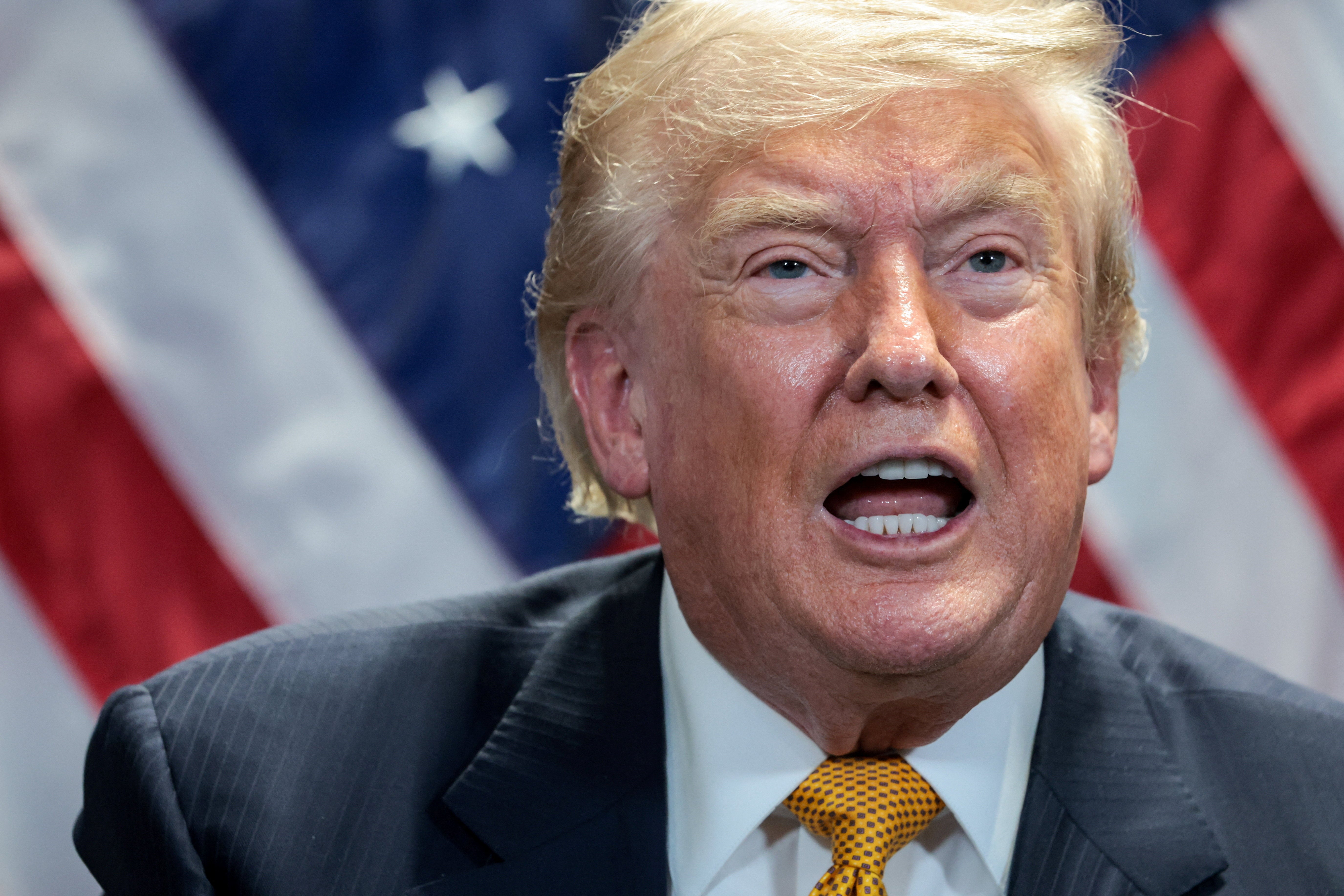 Američki predsjednik Donald Trump govori tijekom bilateralnog sastanka sa sirijskim predsjednikom Ahmedom al-Sharaom