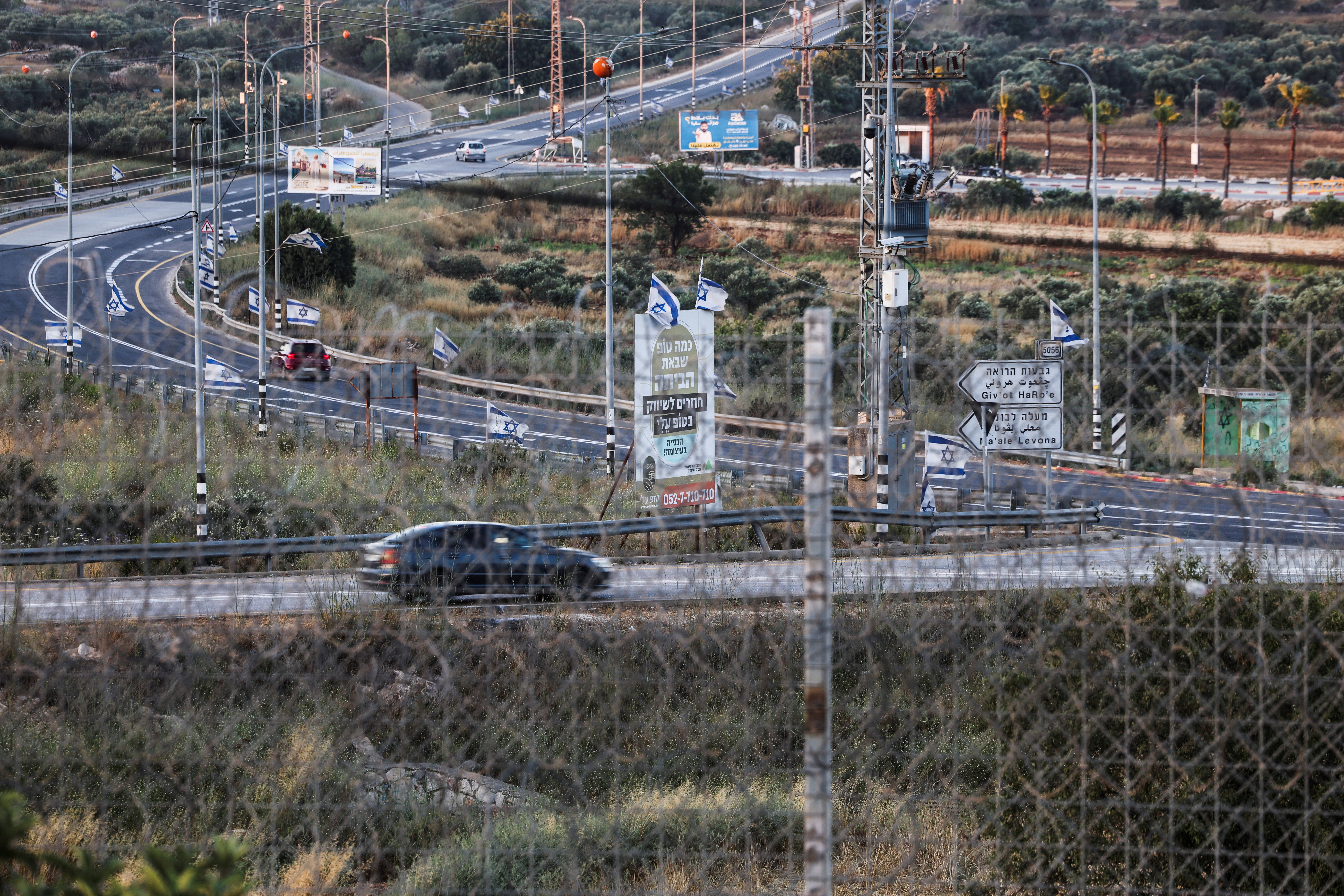 Cesta između Sinjila i Turmus Ayya, viđena kroz visoku metalnu ogradu koju je postavila izraelska vojska koja je zatvorila četiri od pet ulaza u Sinjil, u blizini Ramallaha, na Zapadnoj obali pod izraelskom okupacijom, 26. lipnja 2026.