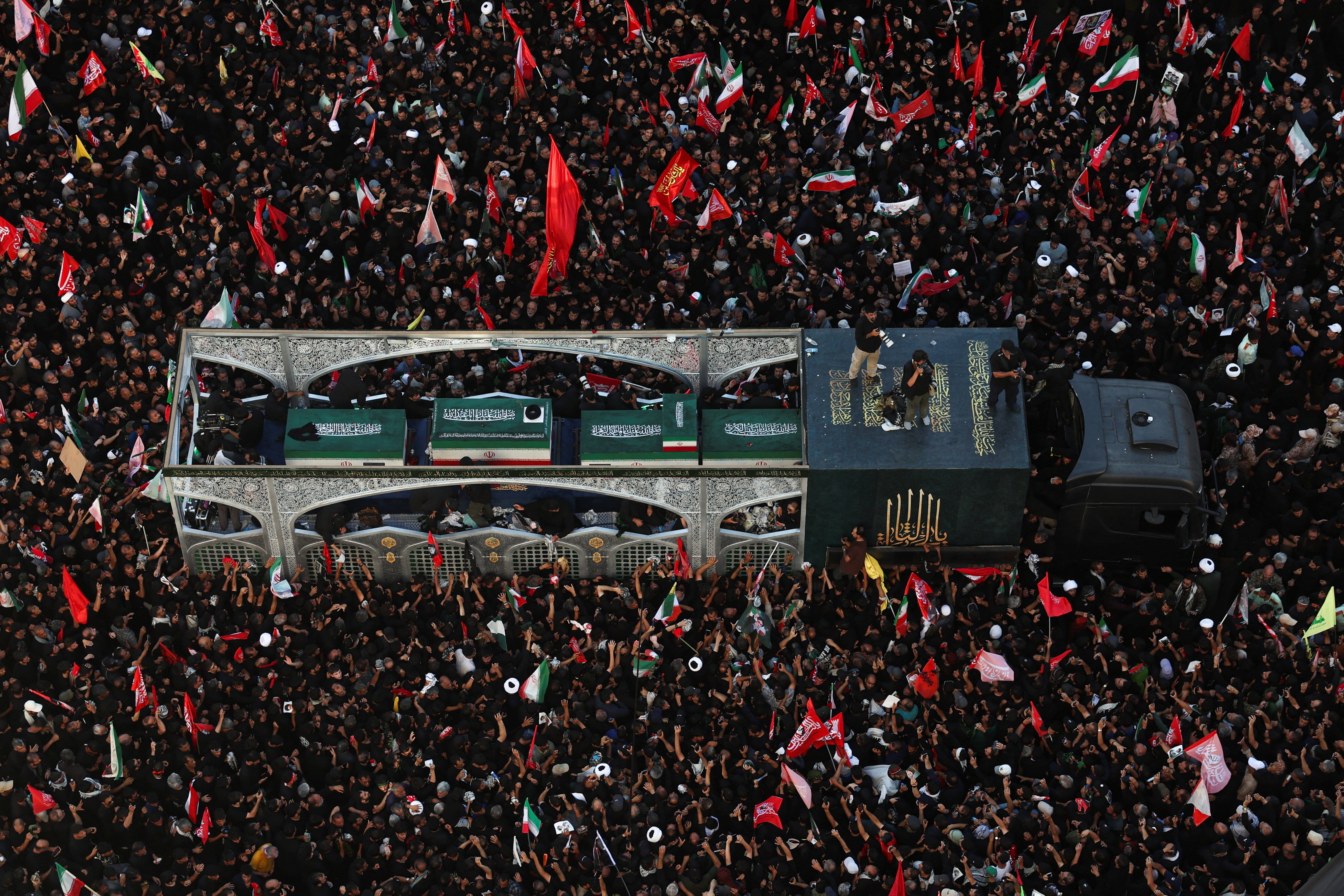 Ožalošćeni se okupljaju oko vozila koje prevozi lijes pokojnog iranskog vrhovnog vođe ajatolaha Ali Khameneija