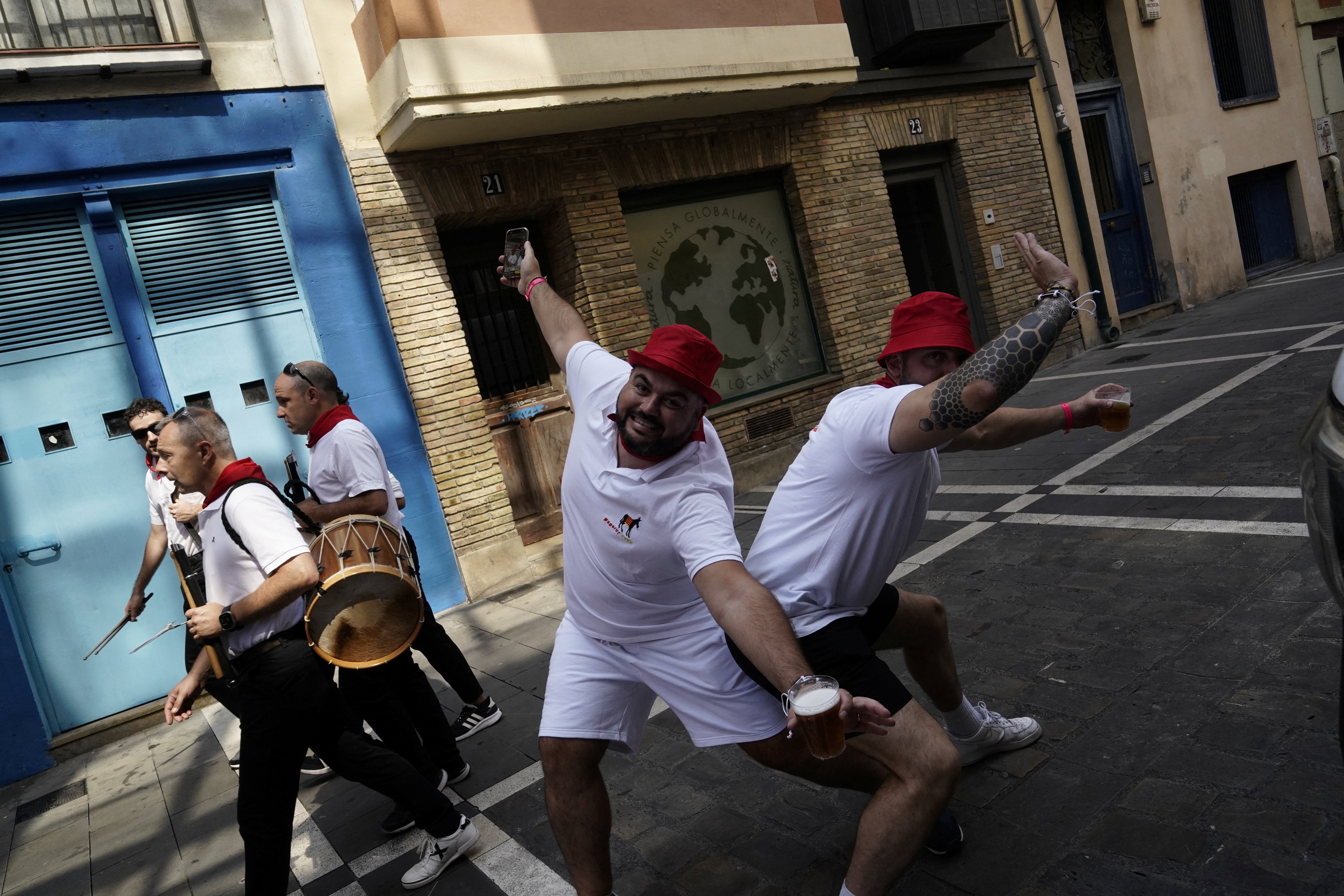 Posjetitelji festivala uživaju u životu šestog dana festivala San Fermin u Pamploni, Španjolska, 11. srpnja 2026. REUTERS/Vincent West