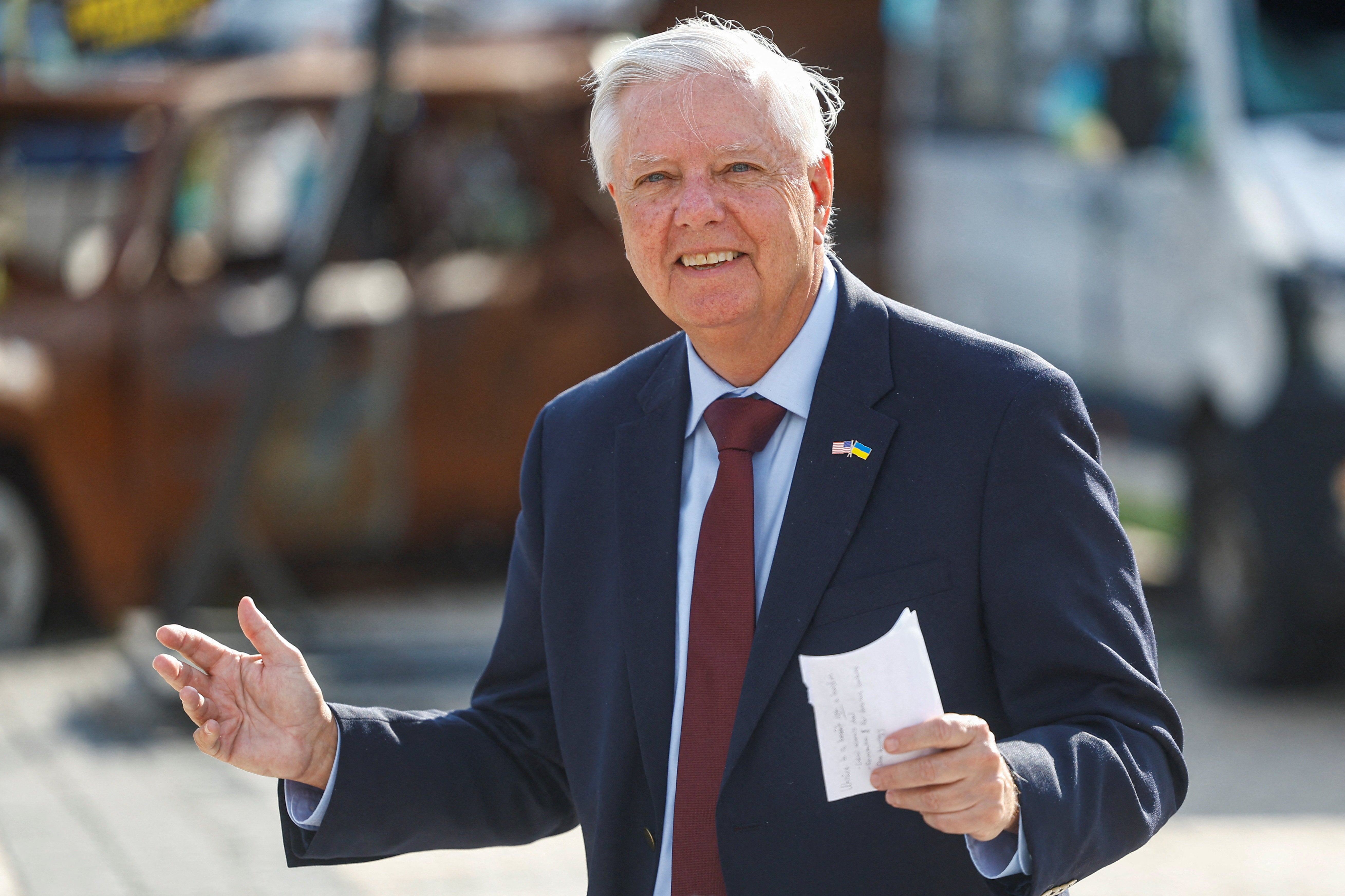 Slika snimljena 10. srpnja 2026. prikazuje senatora Lindseya Grahama (R-SC) u razgovoru s medijima nakon sastanka s ukrajinskim predsjednikom Volodymyrom Zelenskim