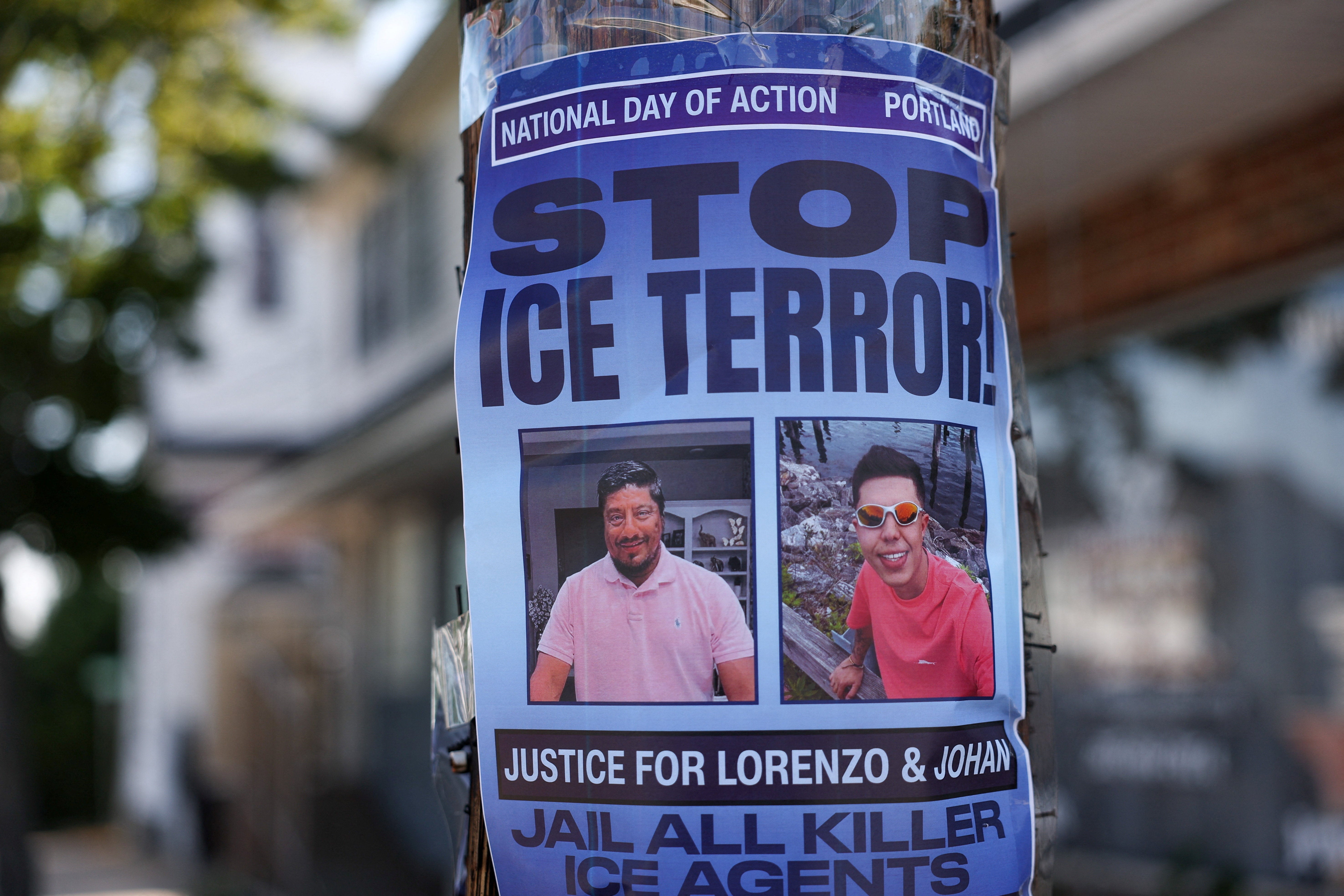 Plakat koji poziva na nacionalni dan akcije protiv ICE-a visi u blizini improviziranog uličnog spomenika Johanu Sebastiánu Duránu Guerreru, vozaču koji je smrtno stradao 13. srpnja