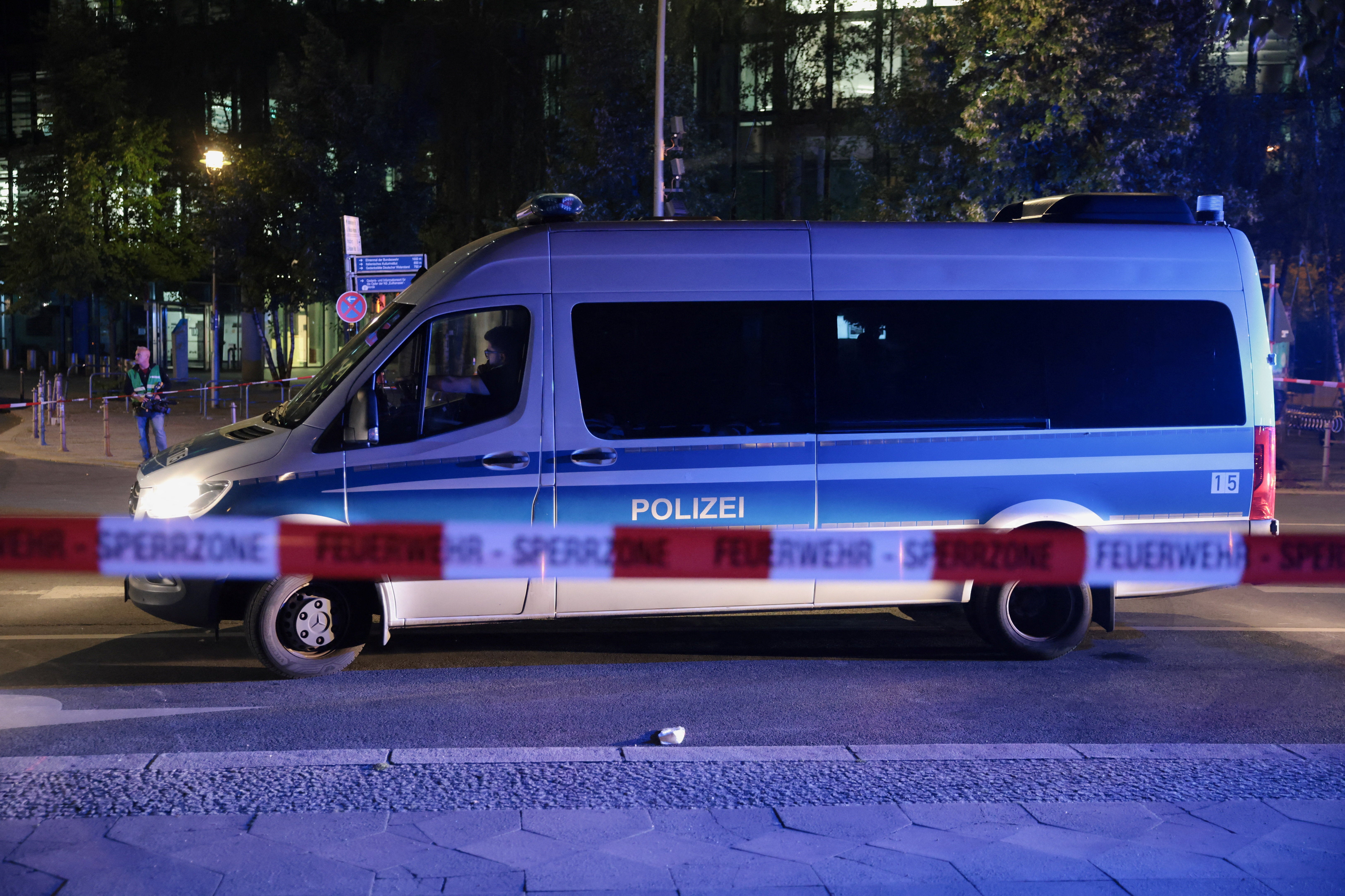 Policijsko vozilo nakon godišnje parade ponosa u Berlinu Christopher Street Day Pride je otkazano nakon što je automobil uletio u gomilu u parku Tiergarten, pri čemu je nekoliko ljudi ozlijeđeno, u Berlinu, Njemačka, 26. srpnja 2026.