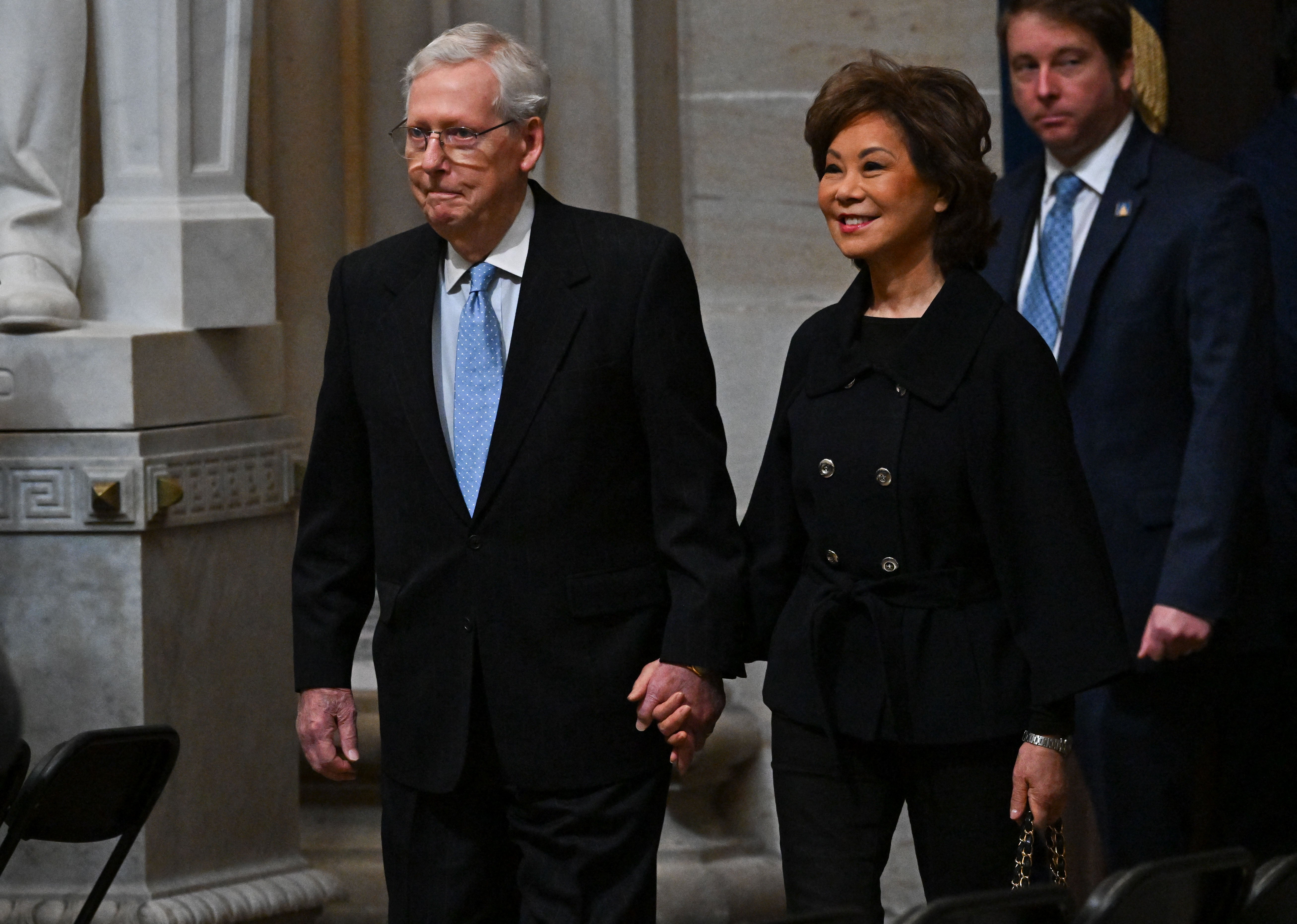 Supruga Mitcha McConnella Elaine Chao bila je u Kini kada je on hospitaliziran prošlog mjeseca