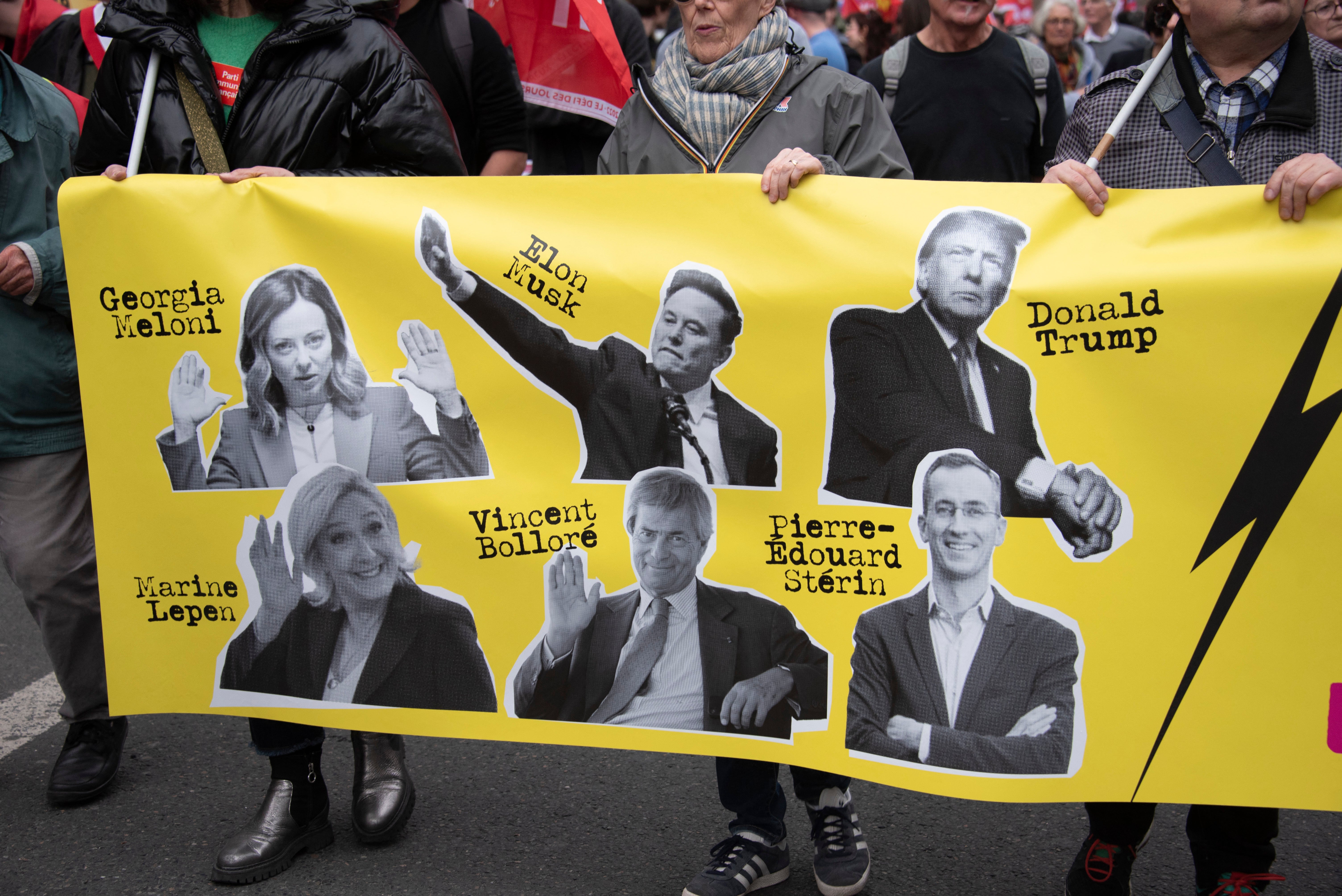 Plakat sa slikama Elona Muska, Georgie Meloni, Donalda Trumpa, Marine Le Pen, Vincenta Bollorea, Pierrea Edouarda Sterina tijekom prosvjeda u Parizu 22. ožujka 2025. u sklopu međunarodnog dana borbe protiv rasizma i fašizma