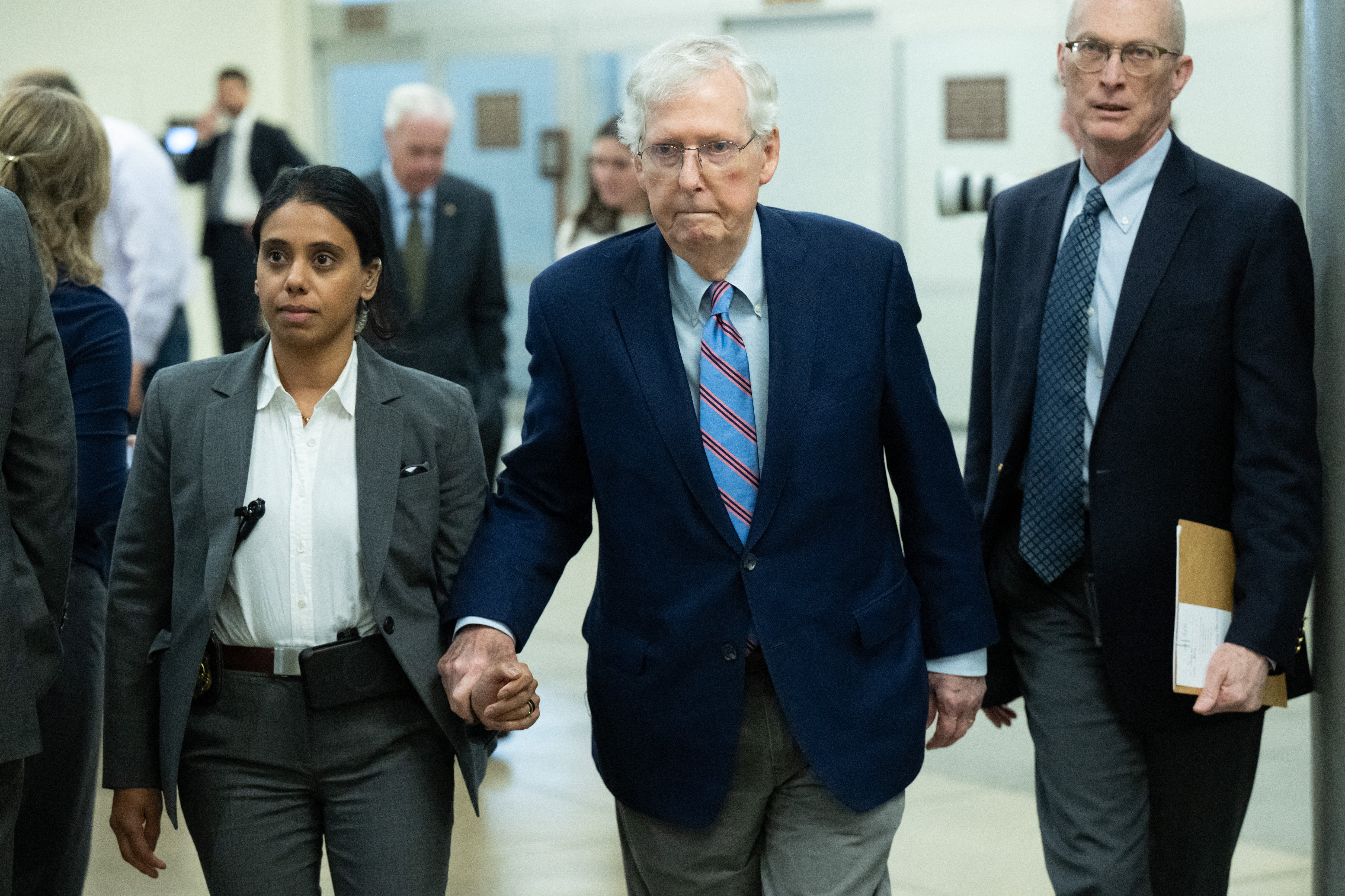 McConnell se često pojavljuje u invalidskim kolicima ili mu se pomaže pri hodanju dok je u Capitolu