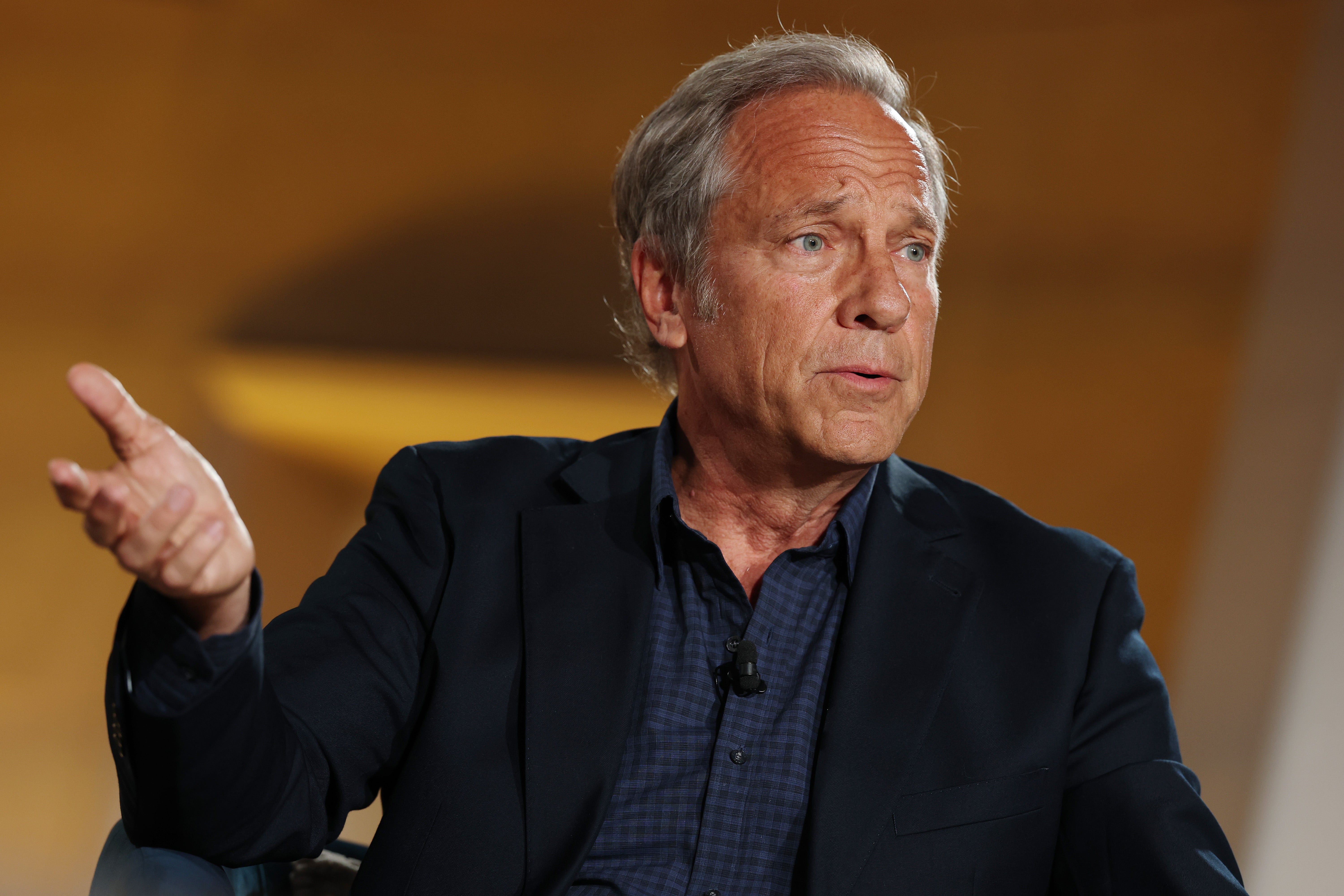 Zvijezda 'Prljavih poslova' Mike Rowe tuži Discovery tvrdeći da mu tvrtka nije platila najmanje 2 milijuna dolara za glasovni rad u emisiji 'Deadliest Catch'
