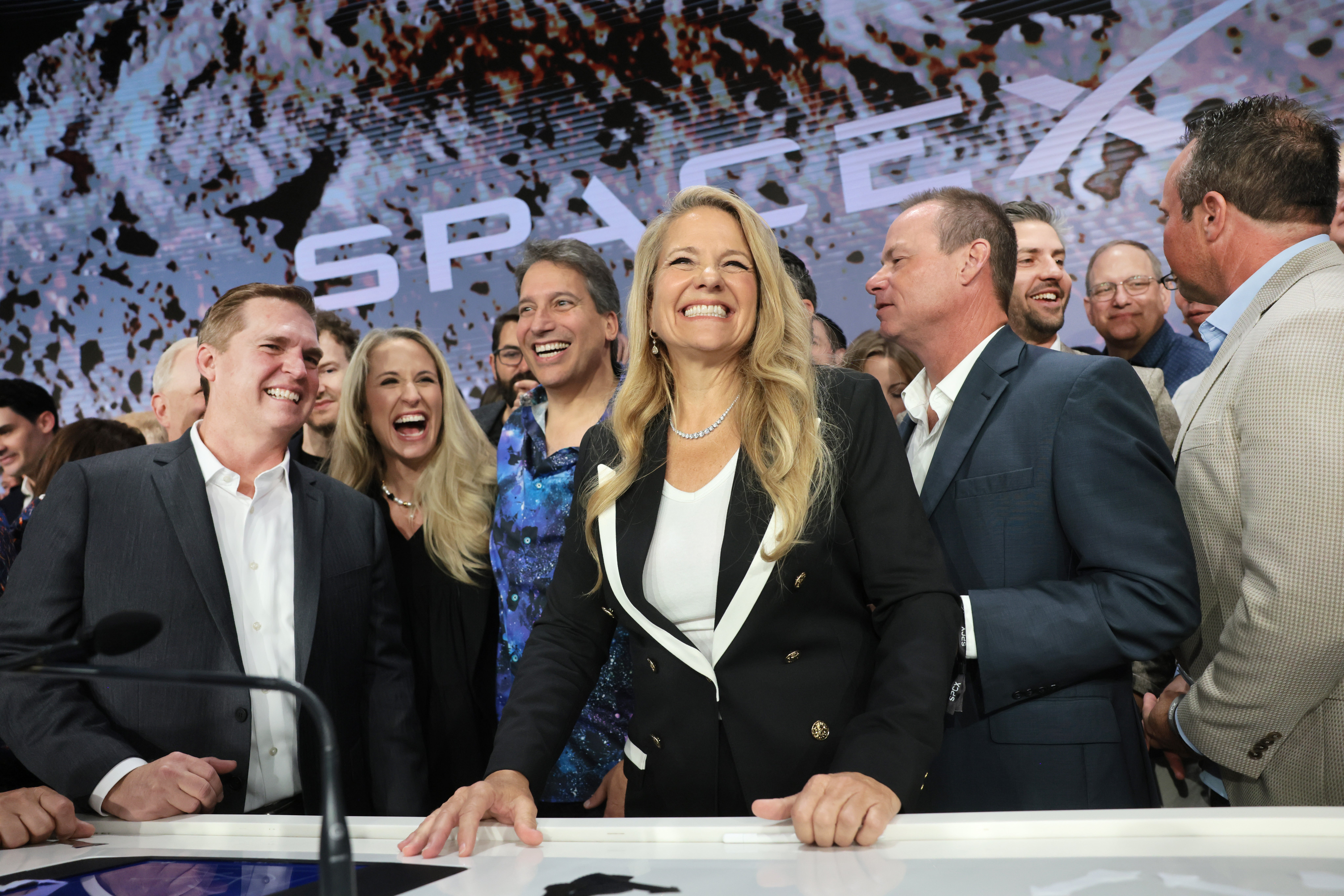 Predsjednica SpaceX-a i glavna operativna direktorica Gwynne Shotwell (u sredini) rekla je da će ona i njezin suprug donirati dio dionica svoje tvrtke programu Trump Accounts