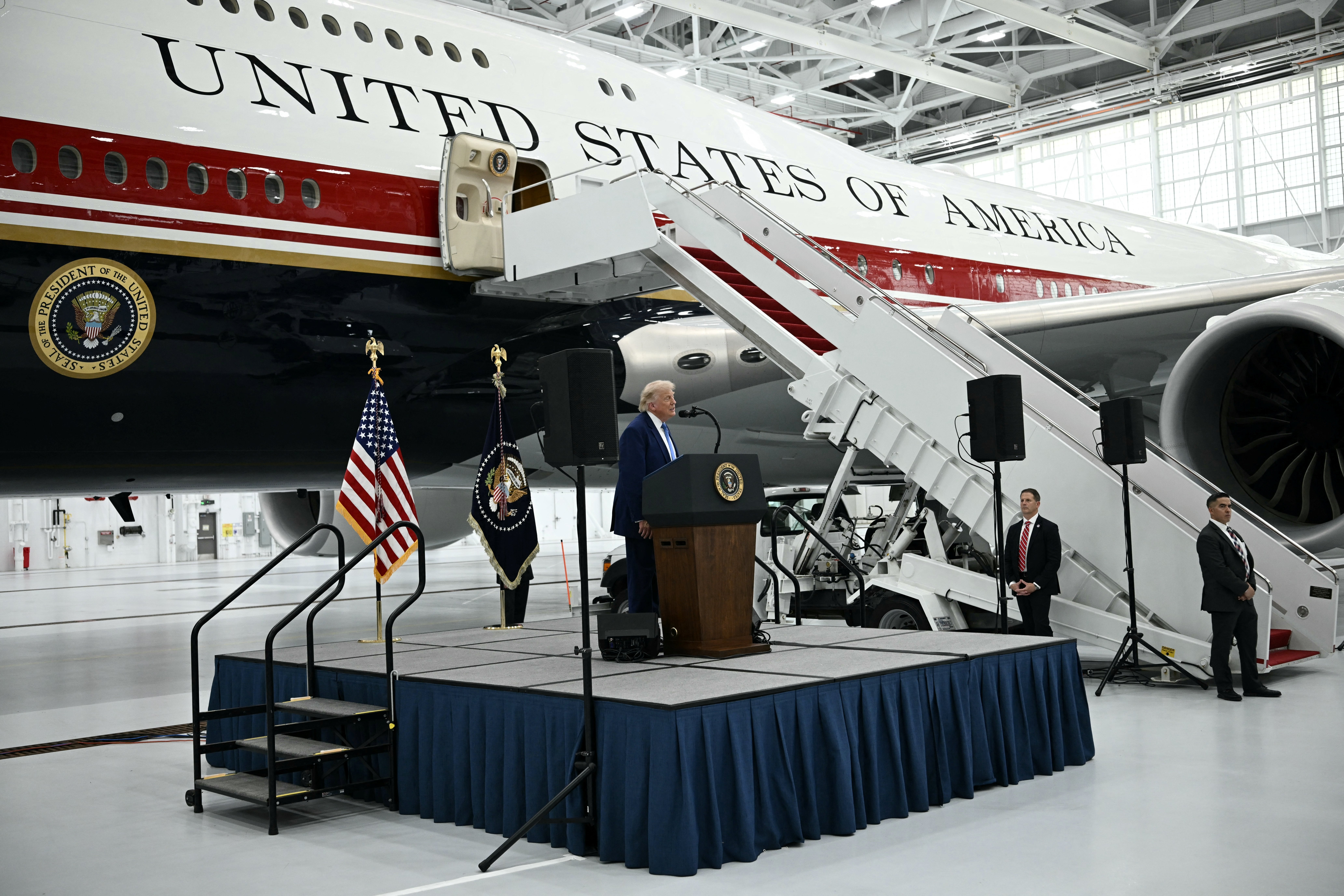 'Ovakav nikada neće postojati', rekao je Trump na predstavljanju svog novog Air Force Onea prošlog mjeseca. 'Ovo je vrlo jedinstveno. Ovo se smatra najluksuznijim avionom na svijetu'