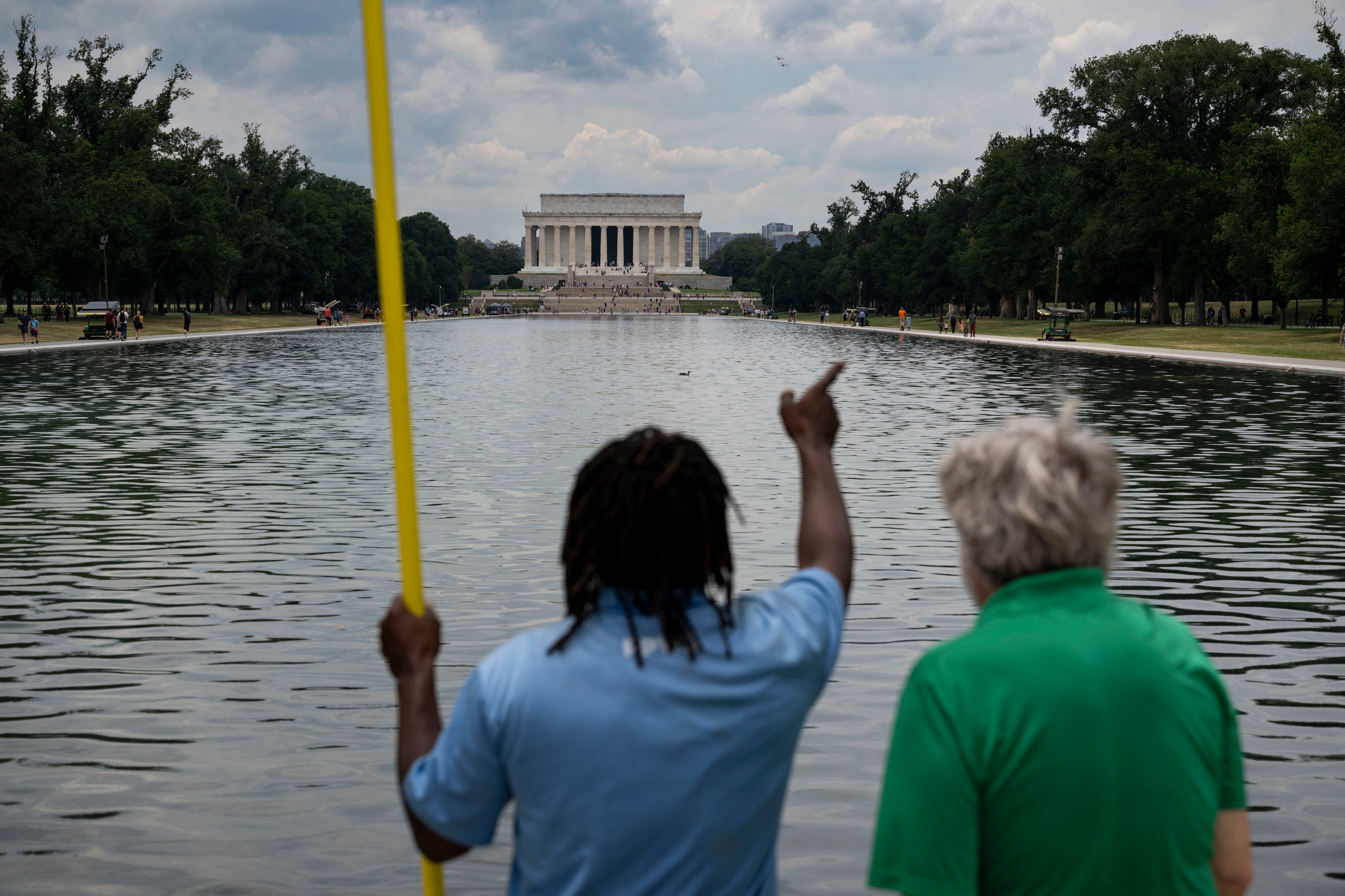 Super 17 milijuna dolara za ozelenjavanje cijelog Lincoln Memorial Reflecting Poola: Trump je doveo izvođače radova da isprazne ikonu DC-a i ponovno je obojaju 