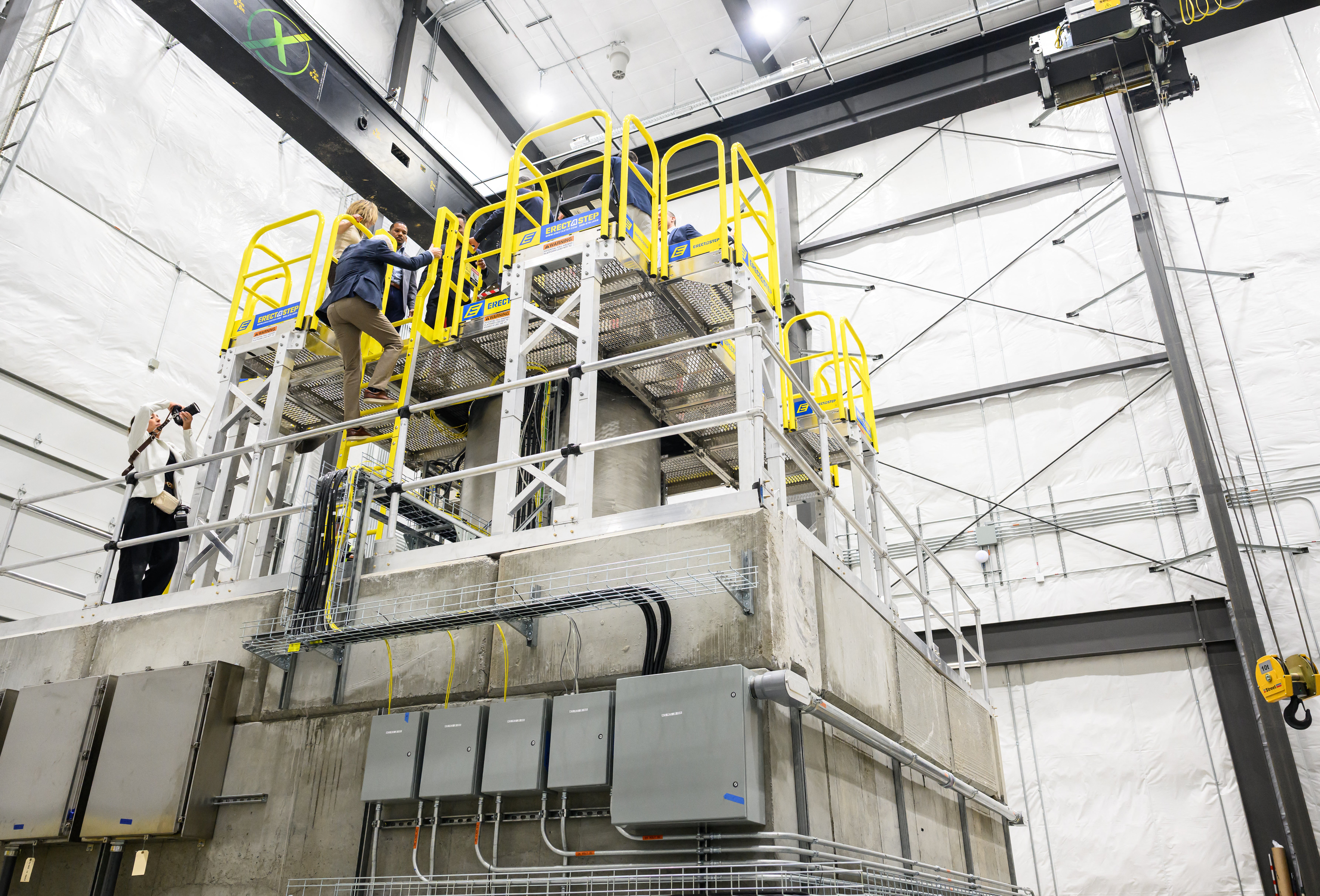 Američki ministar energetike Chris Wright penje se na vrh nuklearnog reaktora u pogonu Aalo Atomics tijekom obilaska Nacionalnog laboratorija Idaho u području zapadno od Idaho Fallsa, Idaho, 25. lipnja 2026. (Foto Josh Edelson / AFP putem Getty Imagesa)