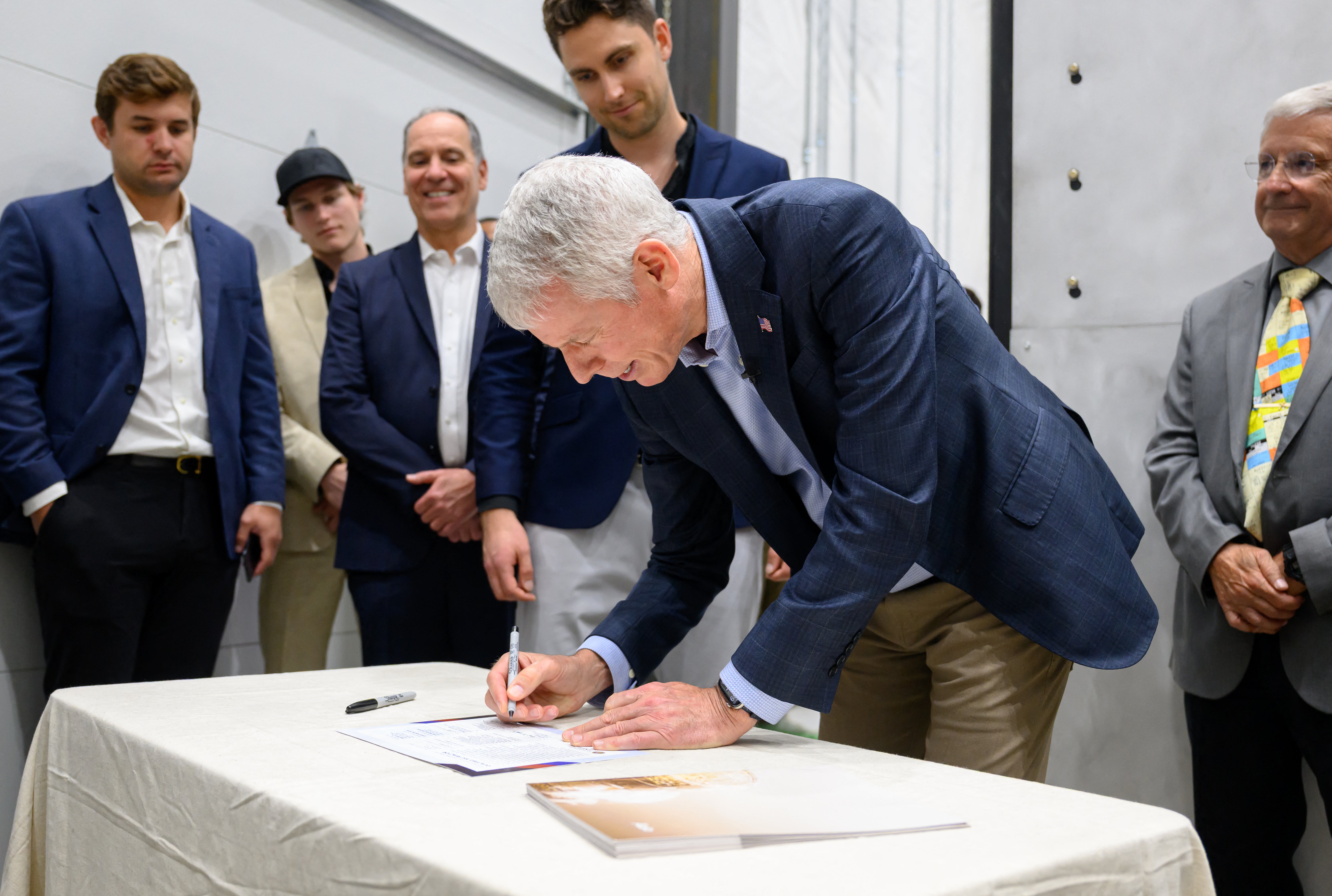 Američki ministar energetike Chris Wright potpisuje odobrenje za Aalo Atomics da pokrene svoj nuklearni reaktor tijekom obilaska Nacionalnog laboratorija Idaho u području zapadno od Idaho Fallsa, Idaho, 25. lipnja 2026. (Foto Josh Edelson / AFP putem Getty Imagesa)