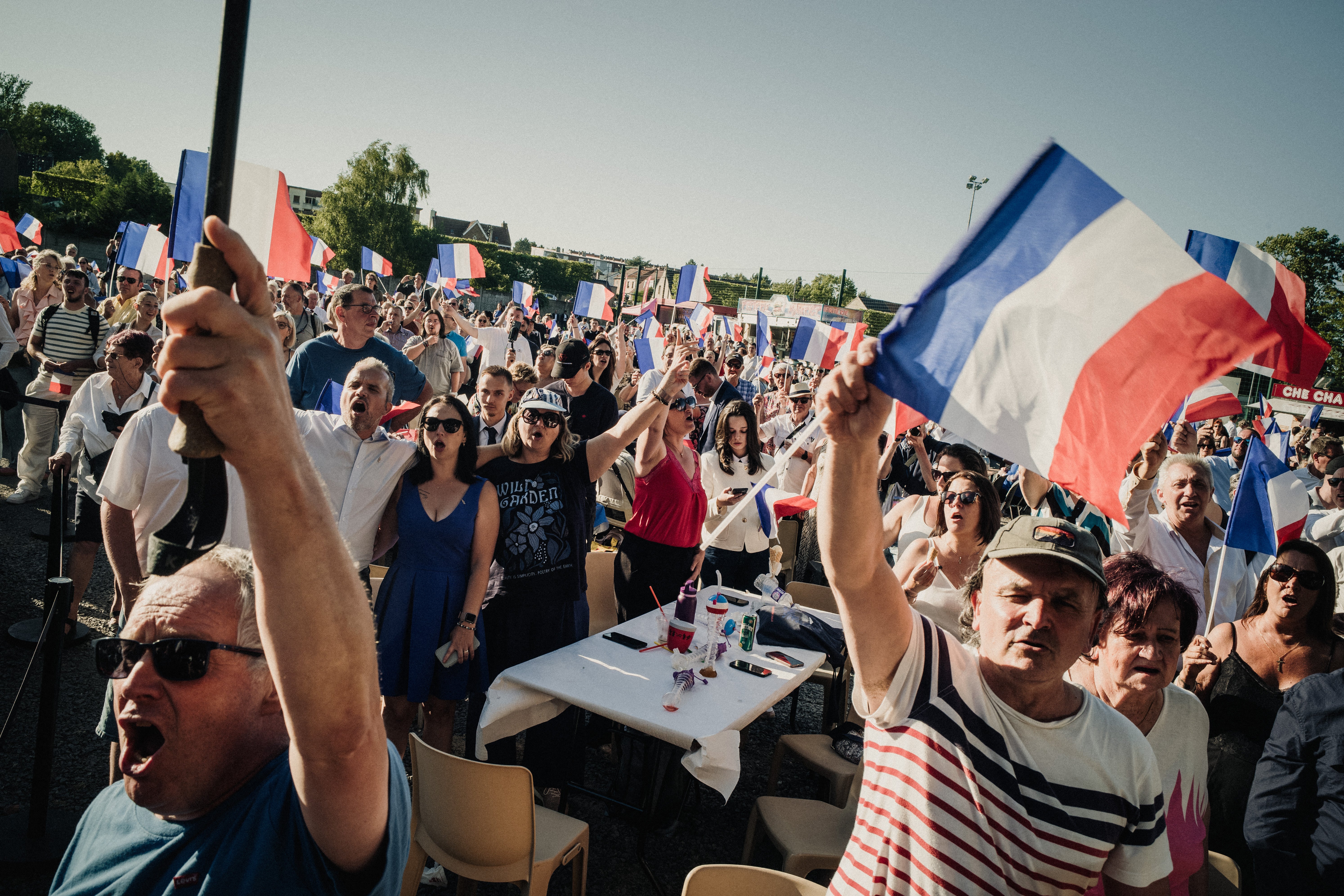 Mnoštvo maše francuskim zastavama tijekom događaja koji je organizirao Nacionalni skup u Lievinu 4. srpnja