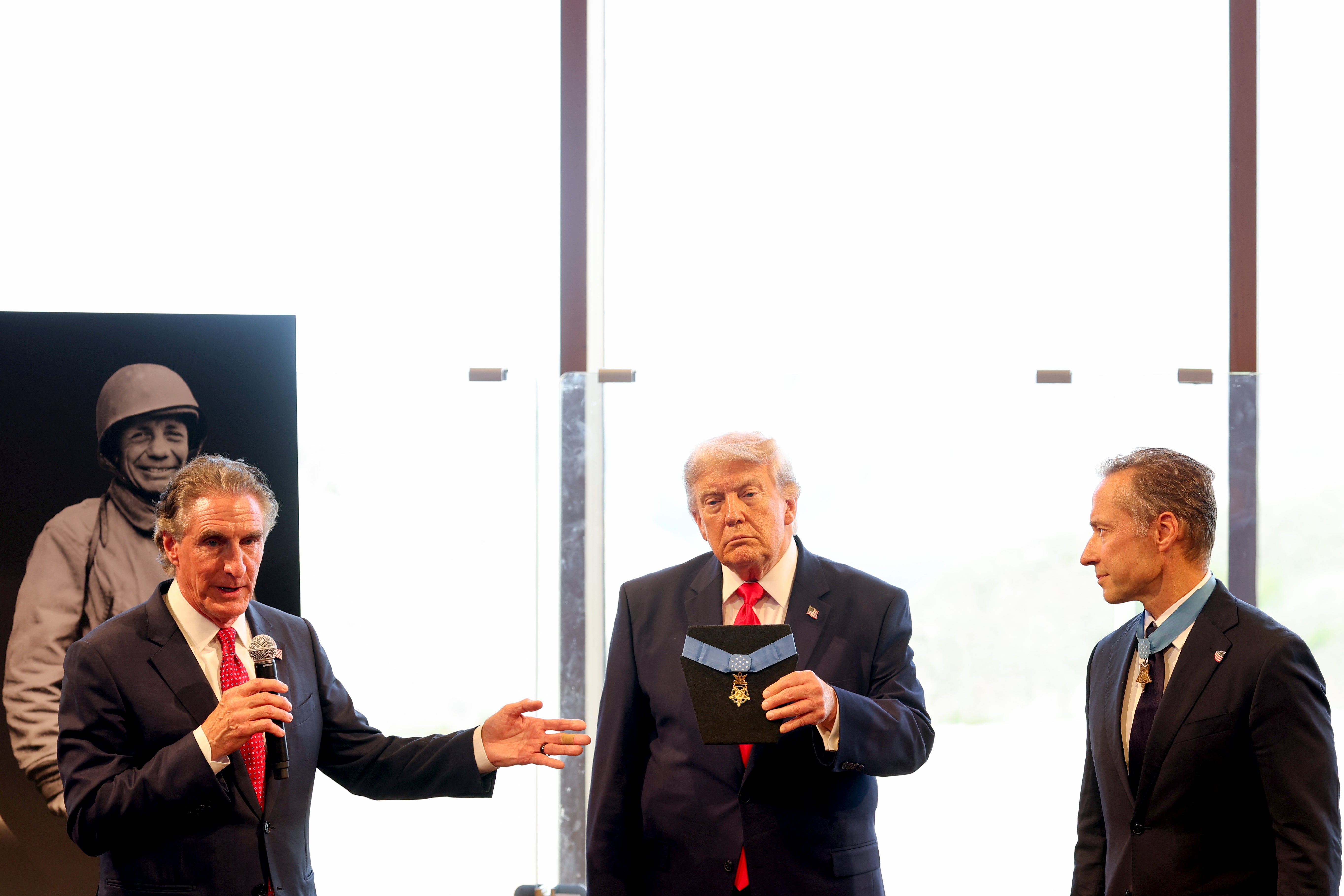 Predsjednik Donald Trump predaje Medalju časti predsjednika Teddyja Roosevelta svojoj predsjedničkoj knjižnici u Sjevernoj Dakoti. Stanovao je u Rooseveltovoj sobi Bijele kuće.