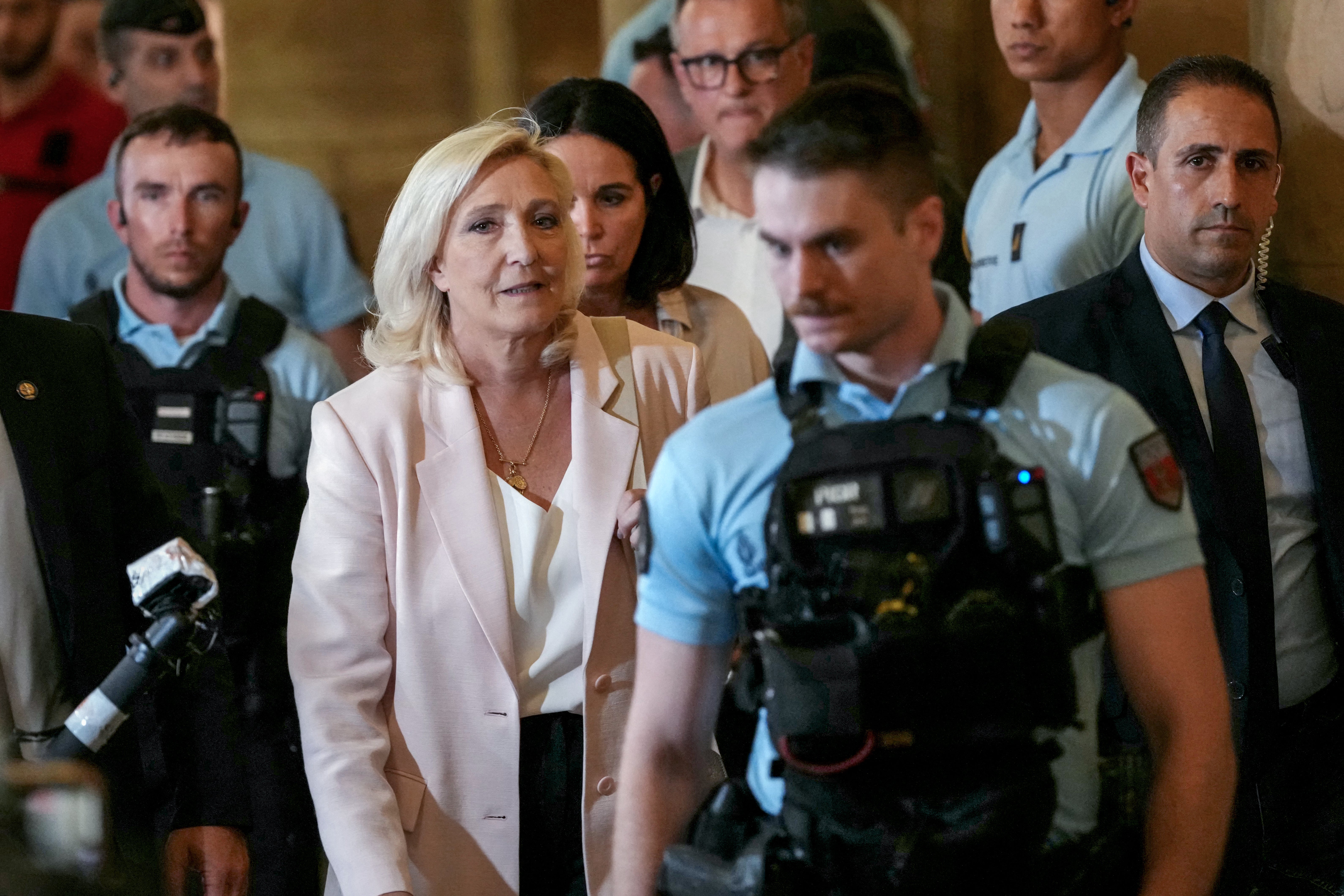 Marine Le Pen (CL) odlazi nakon presude u žalbenom suđenju bivšim ili stvarnim članovima RN-a po optužbama za pronevjeru europskih javnih fondova u slučaju navodnih lažnih poslova u Europskom parlamentu na Pariškom prizivnom sudu 7. srpnja 2026.