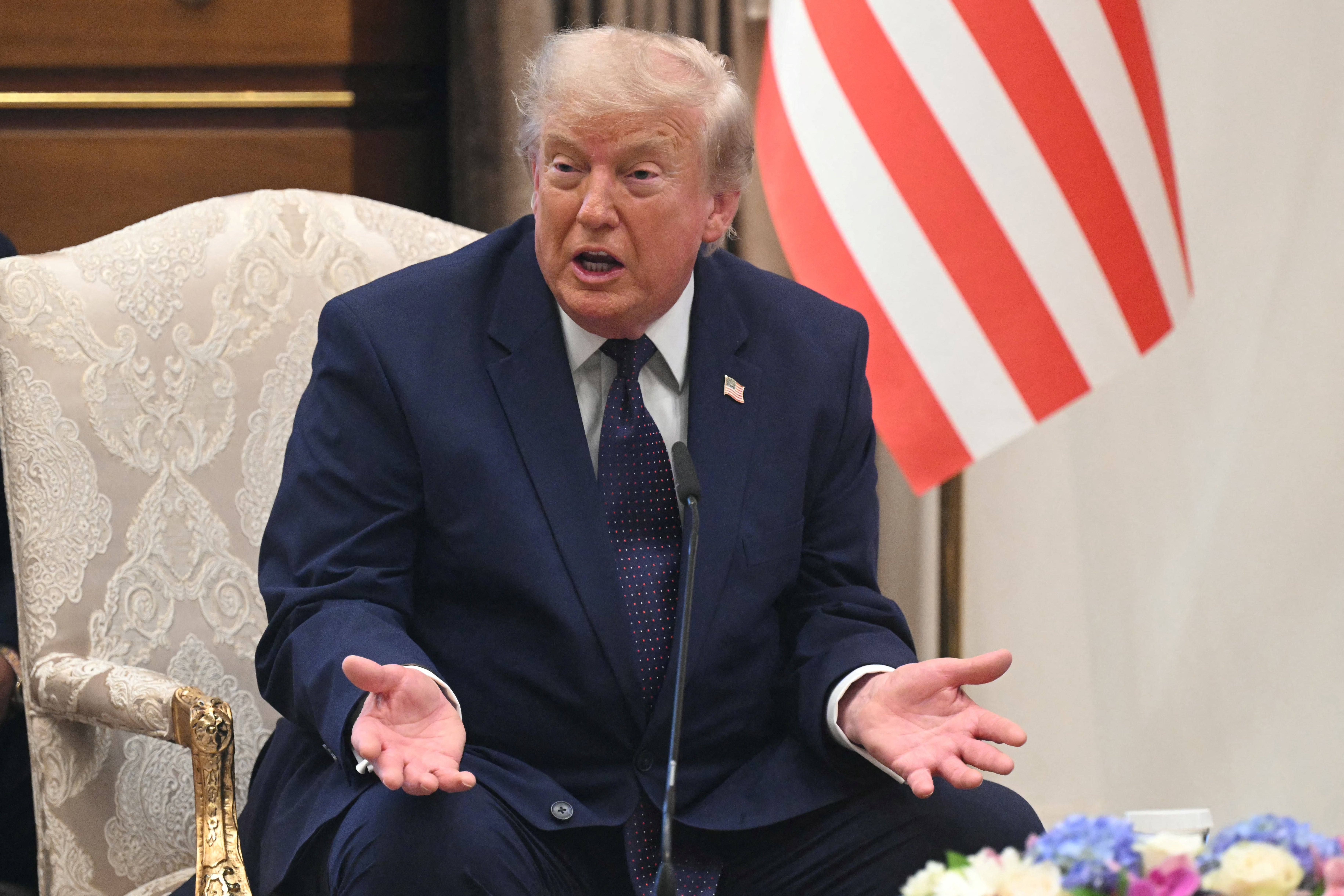 Američki predsjednik Donald Trump govori tijekom sastanka s turskim predsjednikom Recepom Tayyipom Erdoganom (neviđen) u Ankari, na marginama samita NATO-a