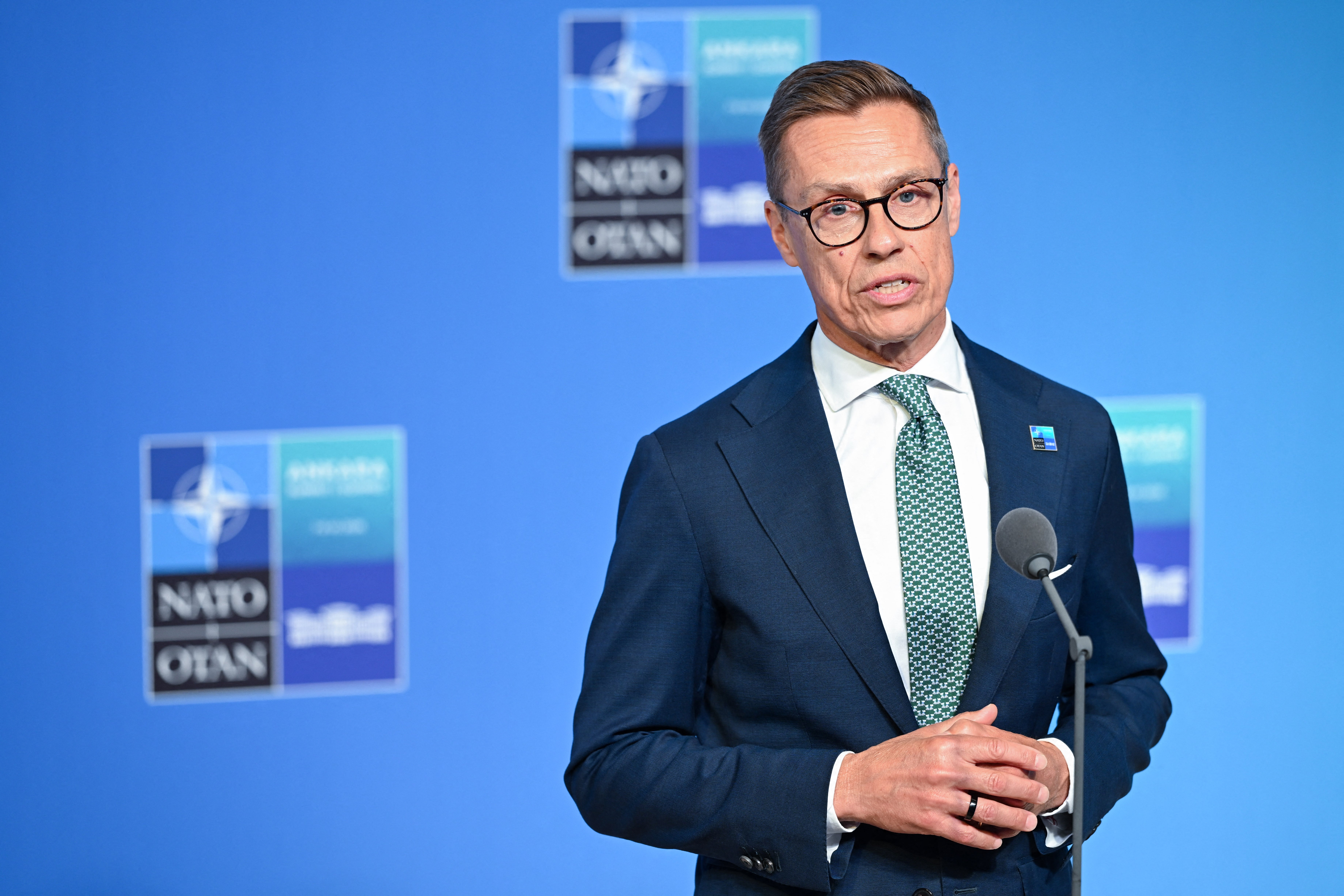 Finski predsjednik Alexander Stubb obraća se medijima po dolasku na summit NATO-a u Ankari, 8. srpnja