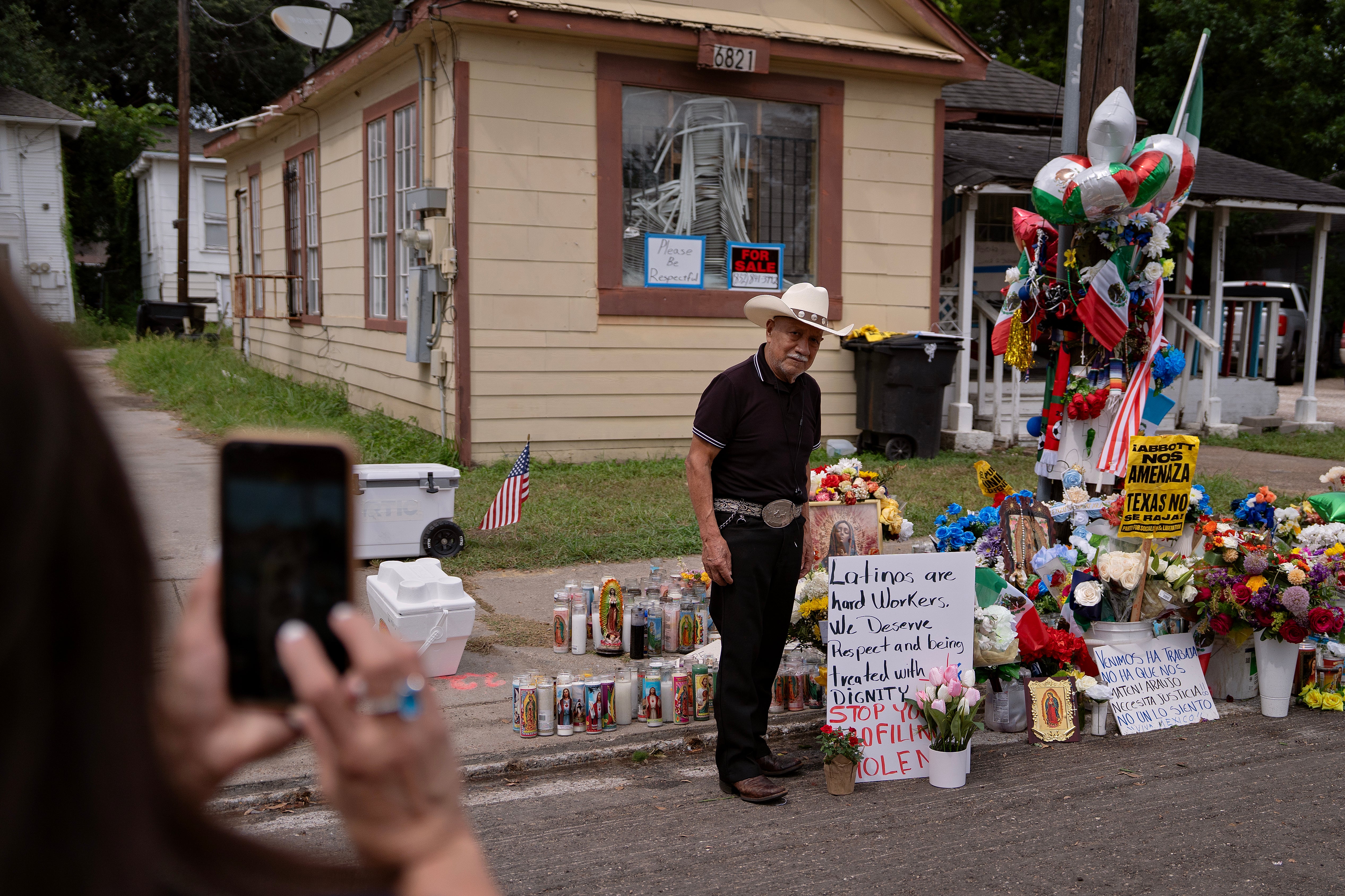 Ljudi posjećuju spomenik Lorenzu Salgadu Arauju 11. srpnja u Houstonu, Texas. Arauja, 52-godišnjeg meksičkog državljanina s troje djece koji živi u SAD-u više od 30 godina, ustrijelio je agent ICE-a tijekom zaustavljanja prometa ranije ovog mjeseca