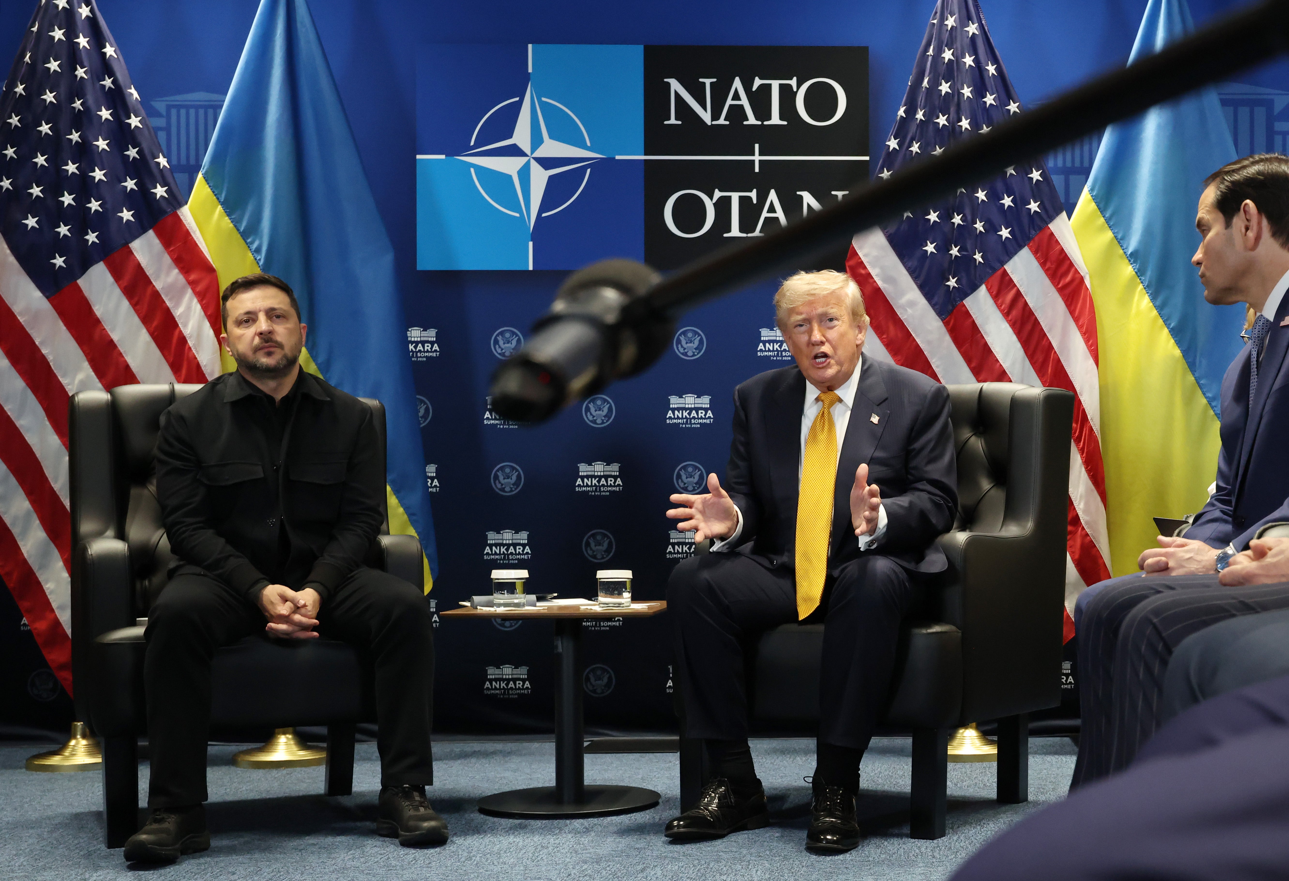 Američki predsjednik Donald Trump (desno) sastaje se s Volodymyrom Zelenskyyem, predsjednikom Ukrajine (L) radi bilateralnih razgovora