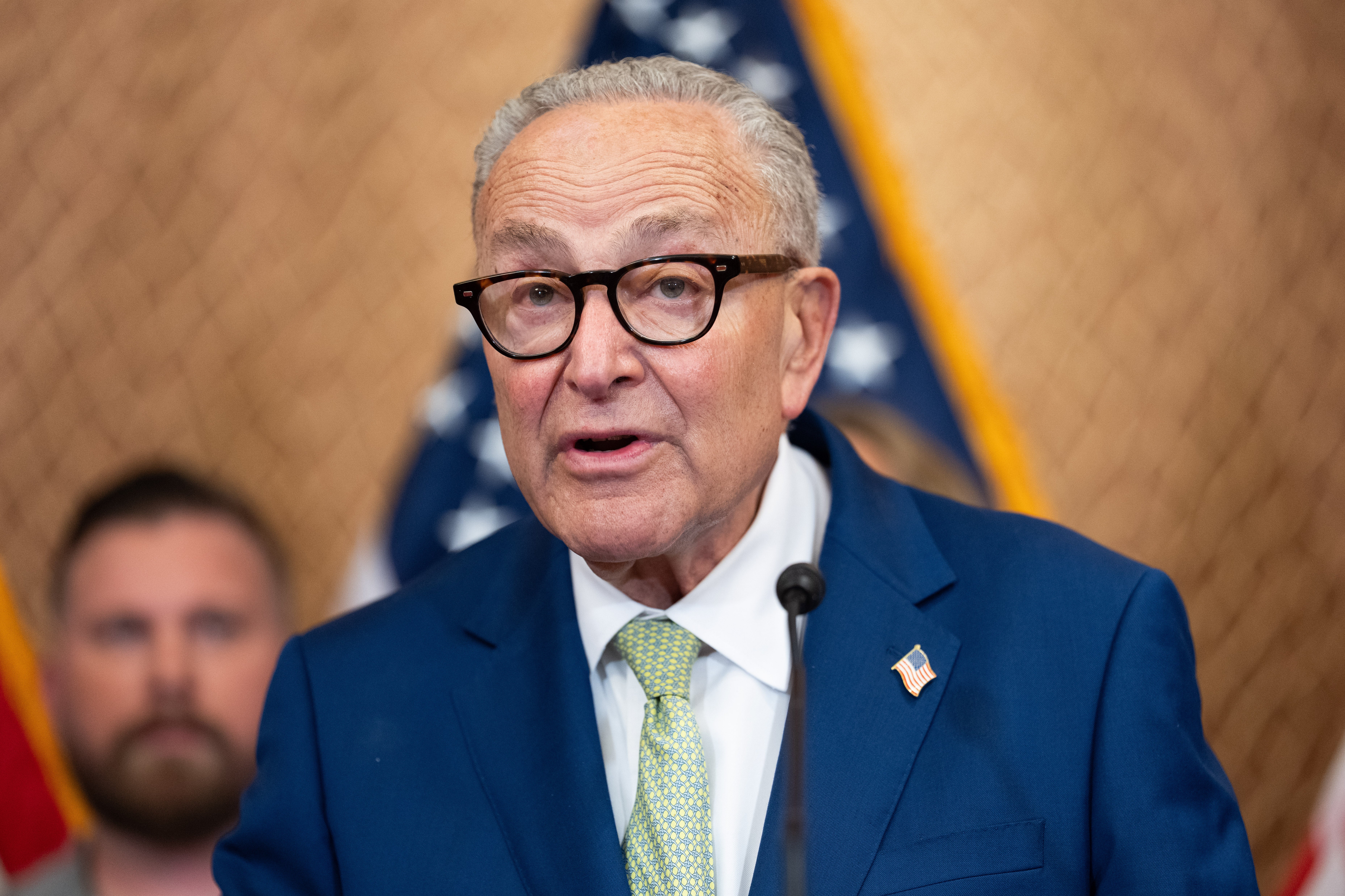 Čelnik manjine u Senatu Chuck Schumer optužio je Trumpa da se valja u 'tužbi, osveti i zavjeri' umjesto da pomaže Amerikancima koji se bore