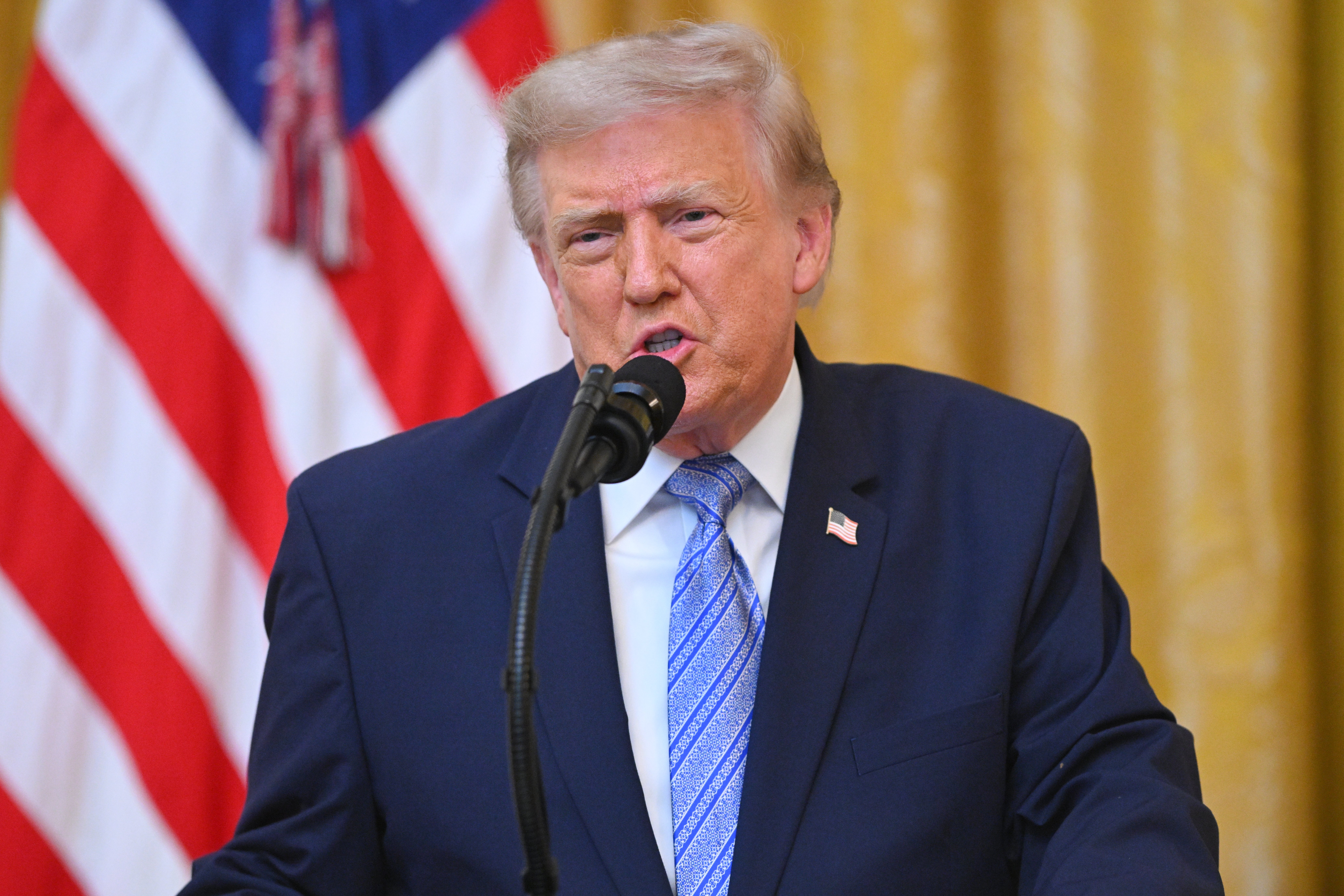 Razmjena poruka uslijedila je nakon godina vrlo javnih govora usmjerenih na Trumpovu administraciju od strane aktivističkog glumca. Tijekom pojavljivanja na crvenom tepihu na dodjeli Zlatnih globusa, Ruffalo je označio Trumpa 'najgorim ljudskim bićem' dok je prosvjedovao protiv imigracijskih mjera
