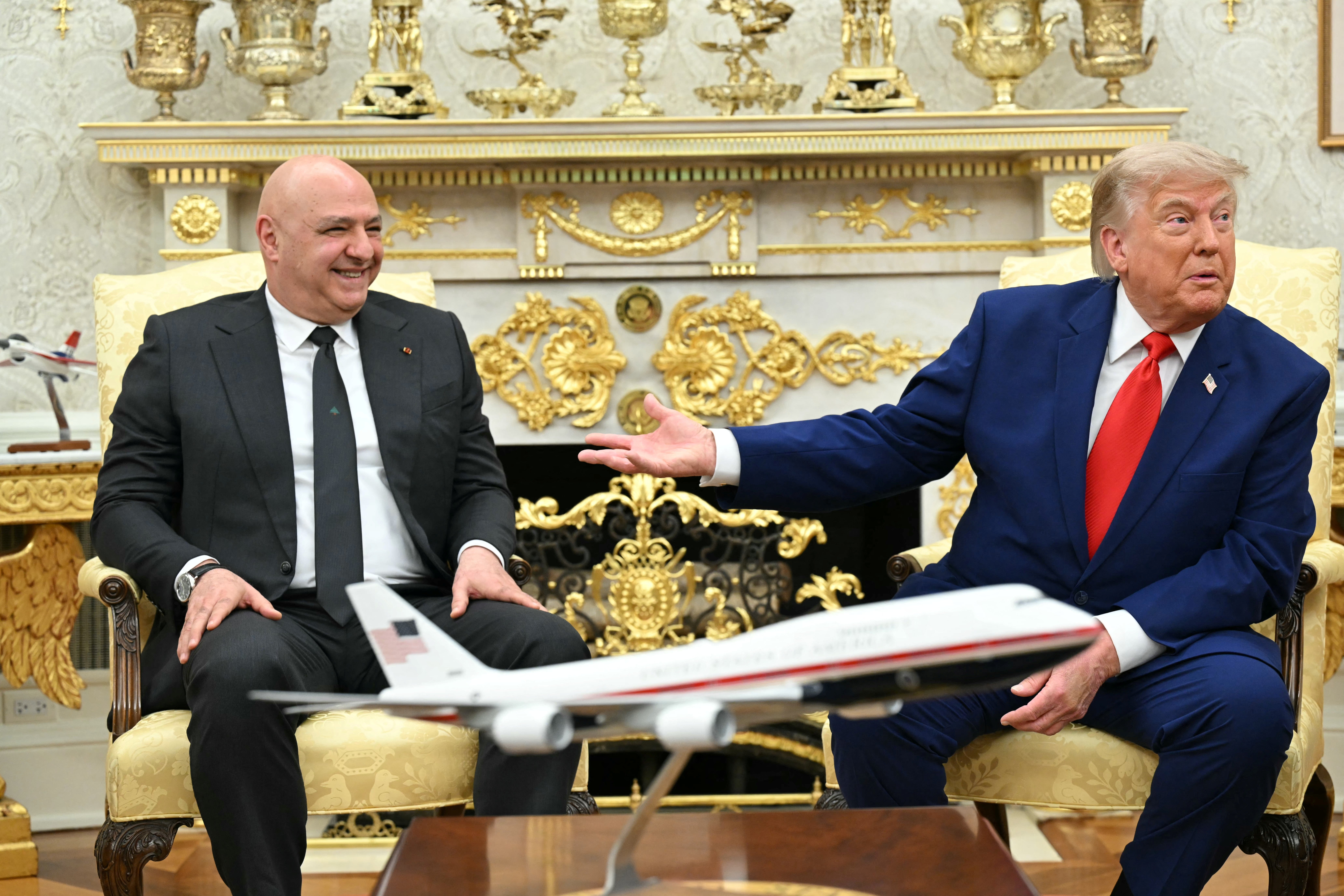 Predsjednik Trump ukrasio je Ovalni ured brojnim modelima zrakoplova, uključujući minijaturu svoje nove zamjene za Air Force One koju je donirao Katar
