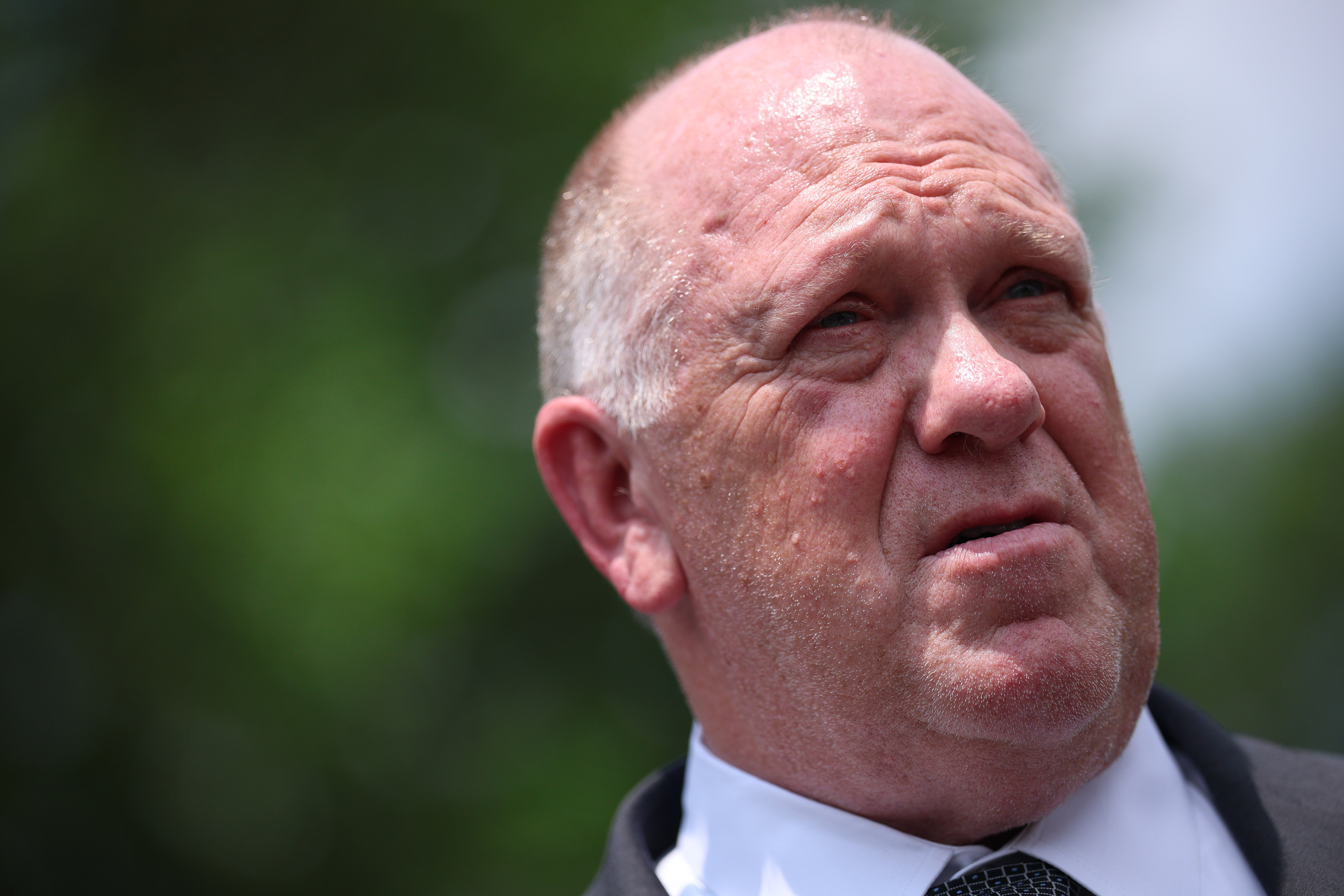 Pogranični car Tom Homan razgovara s novinarima ispred Bijele kuće 20. srpnja 2026.