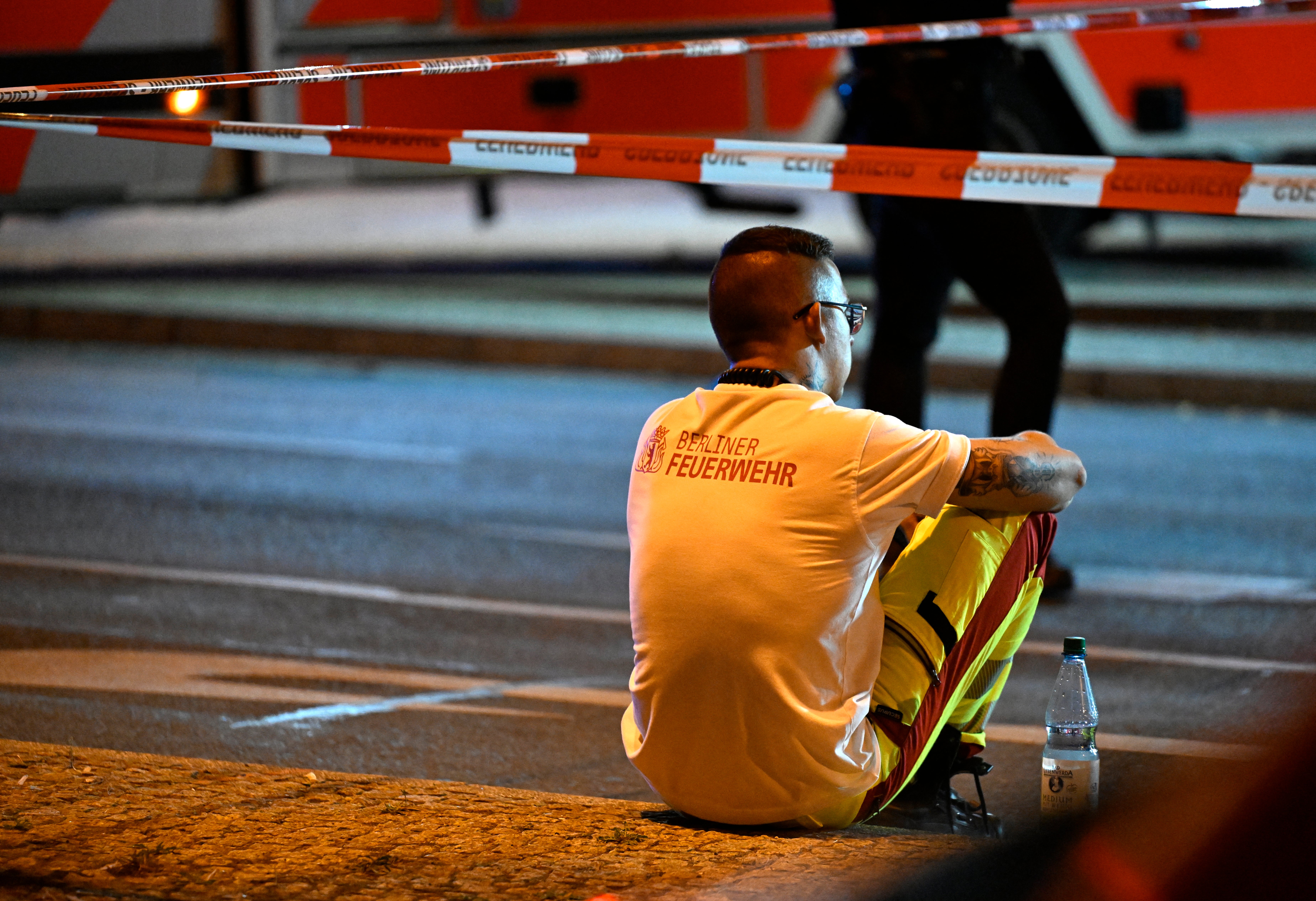 Berlinski vatrogasac odmara se u blizini mjesta događaja gdje je jedna osoba poginula, a 16 ozlijeđeno nakon što se vjeruje da je automobil udario u gomilu na periferiji parade povodom Dana Christopher Street (CSD) u Berlinu, 26. srpnja 2026.