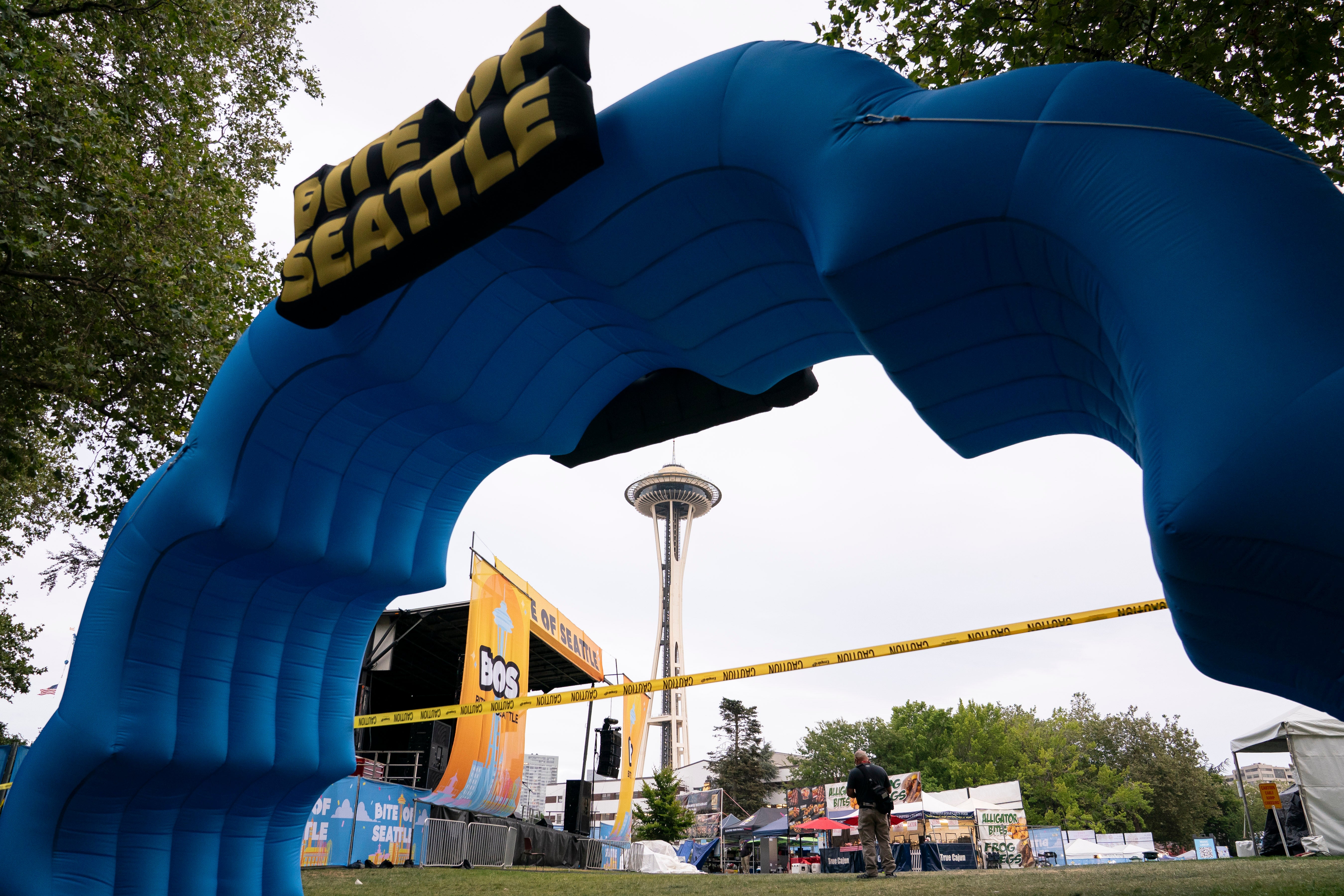 Ulaz na mjesto u Seattle Centeru, ograđen policijskim trakama nakon nedjeljnog izbijanja oružanog nasilja