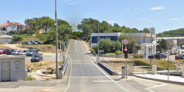 ZAGLAVIO SE Obustavljen promet preko mosta na Lošinju: "Nedavno je servisiran, kako to?"