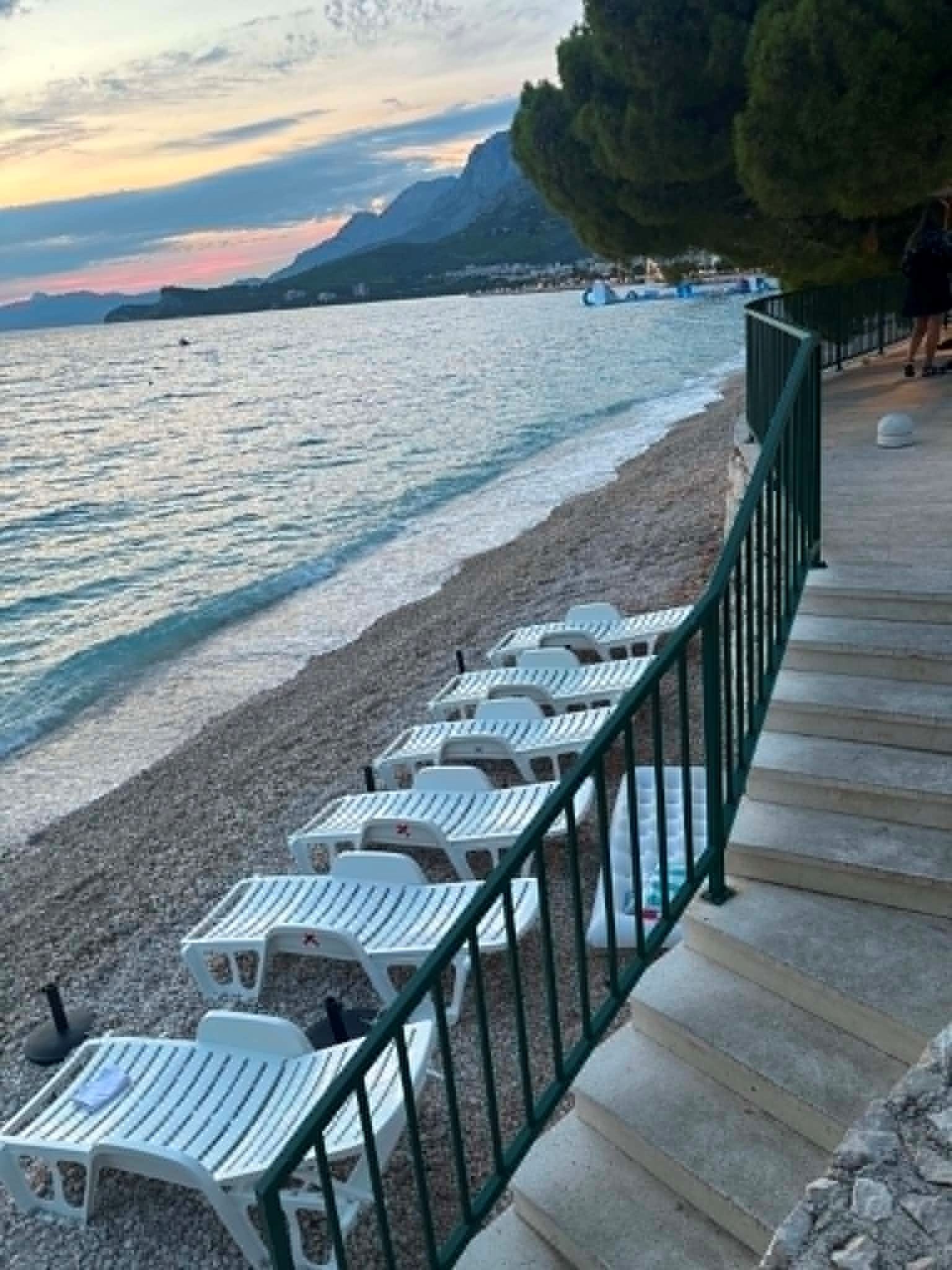 POTPUNI NERED U TUČEPIMA! Javila nam se njemačka obitelj: "Nemamo gdje s bebom", saborska zastupnica poslala upit Butkoviću: "Trebam li nositi nož na plažu?"