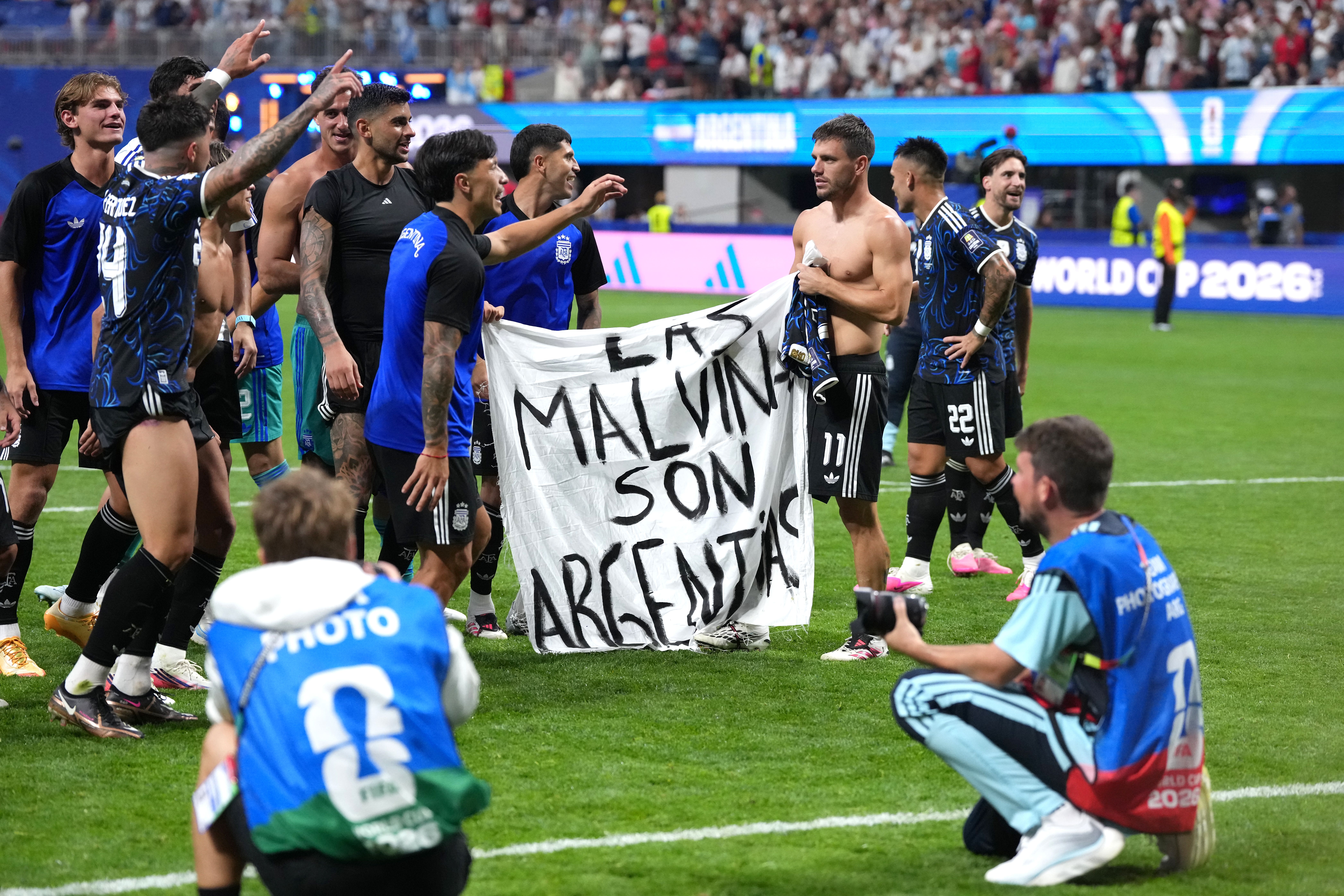 Nogometaši Argentine držali su transparent nakon pobjede nad Engleskom na Svjetskom prvenstvu (Nick Potts/PA)