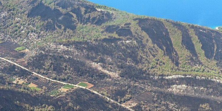 FOTO Požar na Korčuli pod kontrolom: Ovako opožareni otok izgleda iz zraka!