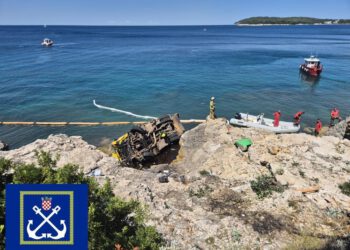PULA Traje sanacija nakon pada kamiona u more: "Došlo je do onečišćenja mora"