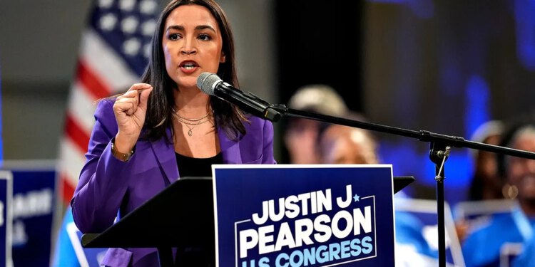 AOC optužen za lažni naglasak na skupu u Memphisu, u usporedbi s Harrisom