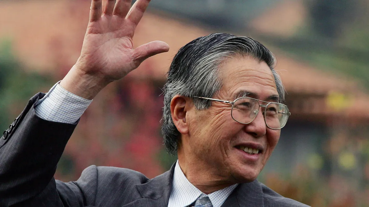 Bivši peruanski predsjednik Alberto Fujimori maše ispred svoje kuće u Santiagu