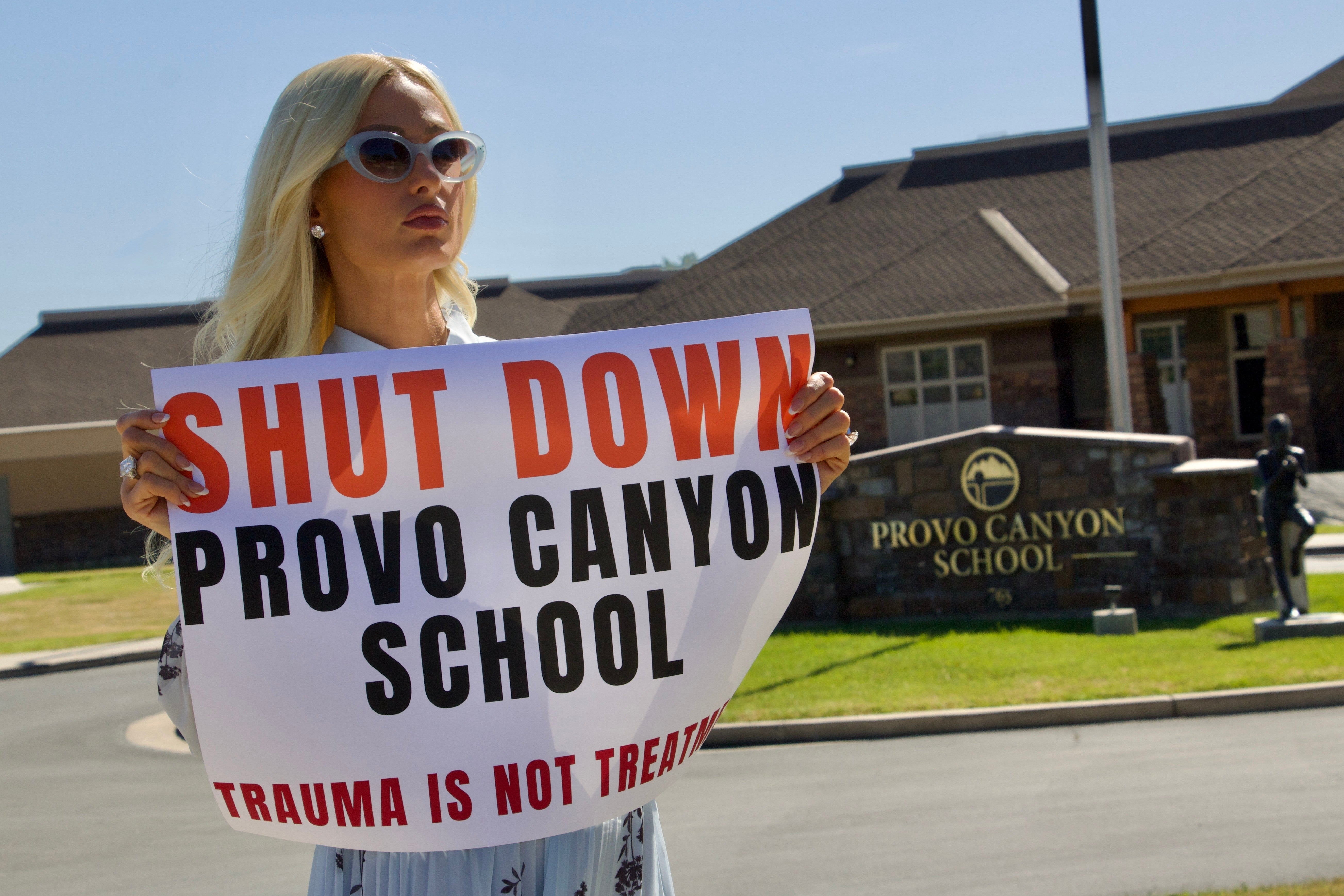 Paris Hilton prosvjeduje ispred škole Provo Canyon, gdje je, kaže, bila zlostavljana kao tinejdžerica