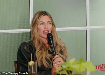 Abbey Clancy otkriva da je njezina kći Sophia (15) zamalo uhićena dok je letjela za New York nakon što se našalila da ‘ima pištolj’ s imigracijskim službenicima