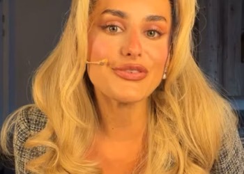 Amber Davies izbacila je ‘sebičnu’ kazališnu gledateljicu iz njezine serije Legally Blonde jer je ‘uništila moral glumačke ekipe’ snimanjem predstave