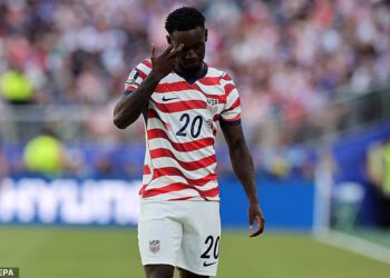Američka zvijezda Folarin Balogun ĆE biti na raspolaganju za okršaj Svjetskog prvenstva protiv Belgije nakon što je FIFA donijela šokantnu odluku da suspendira jednu utakmicu zabrane