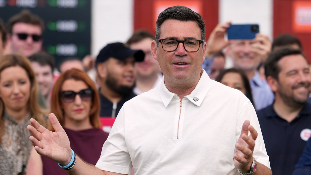 Kandidat britanske Laburističke stranke Andy Burnham govori nakon pobjede na međuizborima u Makerfieldu, Engleska, u petak, 19. lipnja 2026.