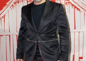 Andy Serkis kaže da je glumačka postava Gospodara prstenova bila ‘vrlo bijela’ i priznaje da je bilo ‘kritika’ zbog nedostatka raznolikosti filmskog serijala dok brani glumačku postavu svog novog prethodnika