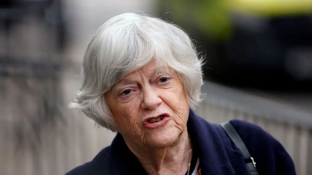 Ann Widdecombe čita izjavu ispred Old Baileyja u Londonu.