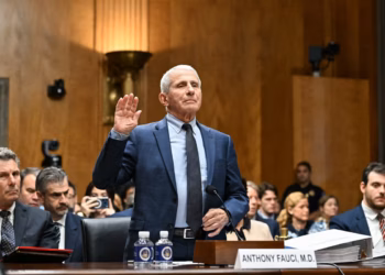 Anthony Fauci izjašnjava se kao peti i odbija odgovarati na pitanja ‘neokretnog’ senatora o COVID-u