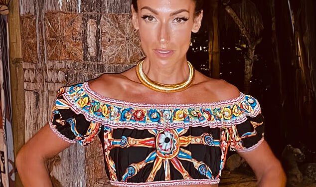 Australska socijalistica podiže obrve zbog svoje tamne boje mahagonija nakon četiri sata pečenja na suncu u ulju: ‘Mislila sam da je to Amal Clooney!’