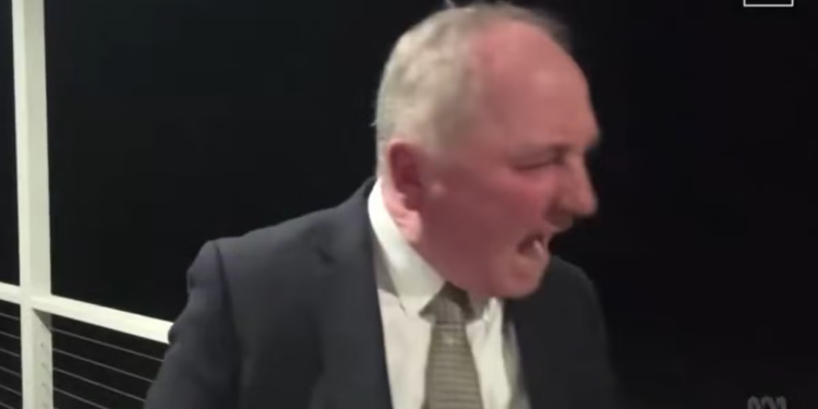 Barnaby Joyce: Desničarski australski političar suočava se s reakcijom jer je zaustavio TV intervju kako bi vikao na psa