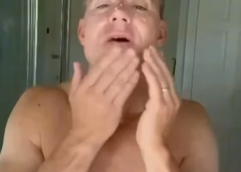 Ben Shephard bez majice zbunio je obožavatelje kada je podijelio video ‘spremite se sa mnom’ za lansiranje brenda za njegu kože s vrlo ‘nesretnim’ imenom